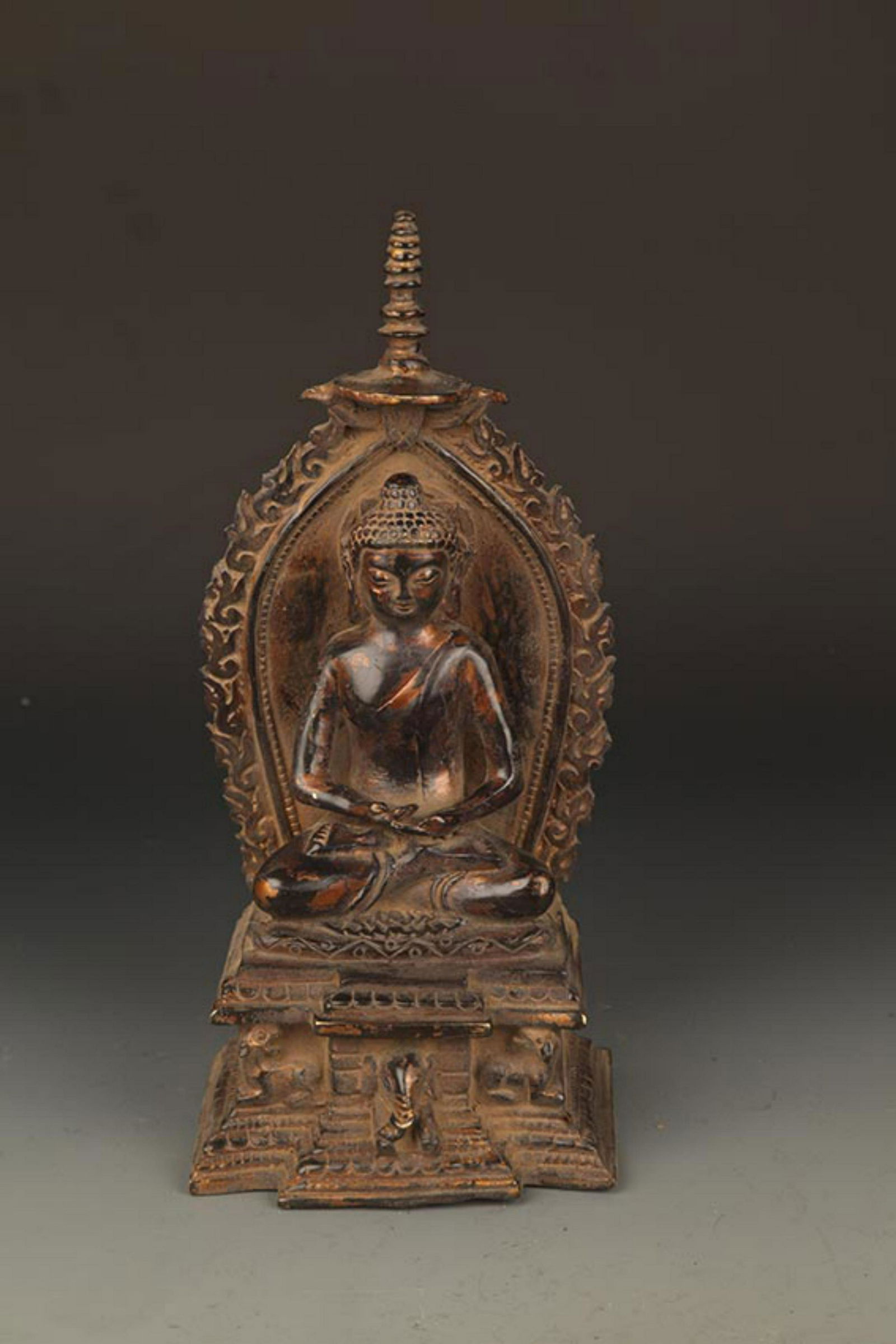 A FINELY MADE BRONZE TATHAGATA BUDDHA FIGURE WITH HALO (1 of 7)