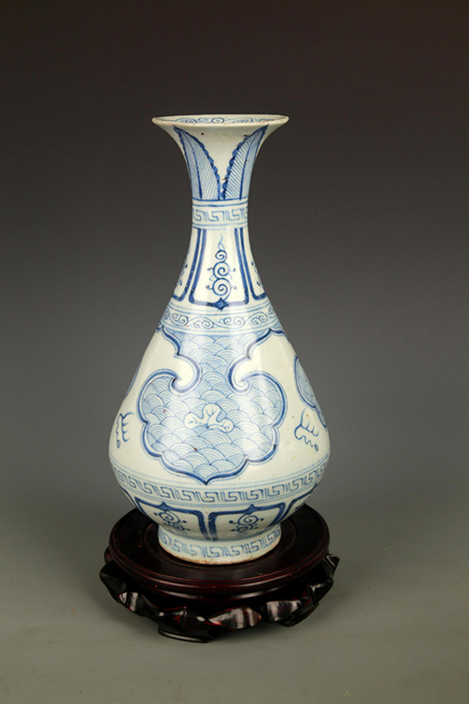 A BLUE AND WHITE DRAGON YU HU CHUN BOTTLE (1 of 8)
