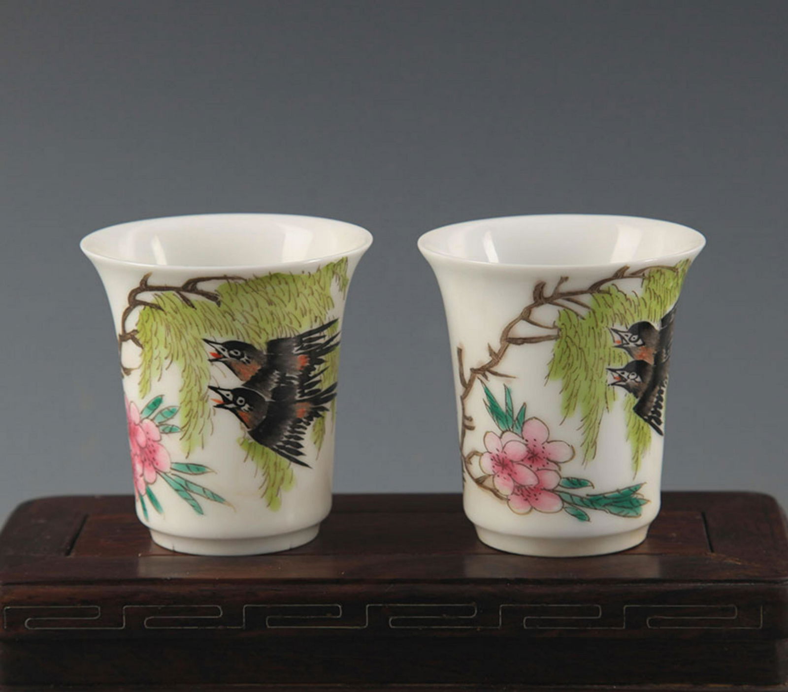 PAIR OF FAMILLE ROSE COLOR HORSESHOE CUPS (1 of 6)