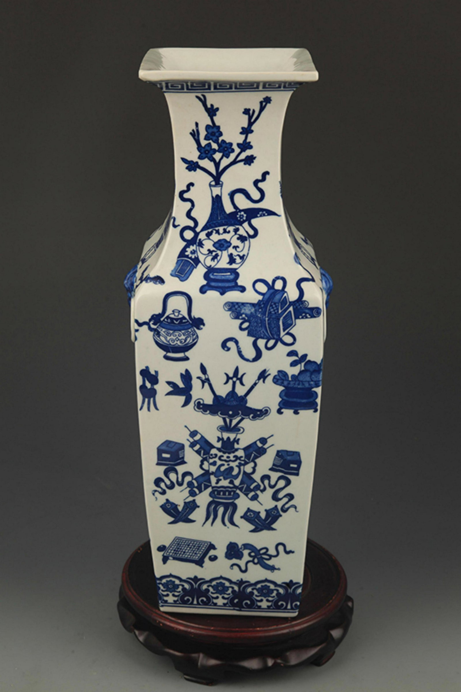 A TALL BLUE AND WHITE SQUARE VASE: Qing Dynasty Qian Long Period, High:16.5 inch; Width:5.25 inch