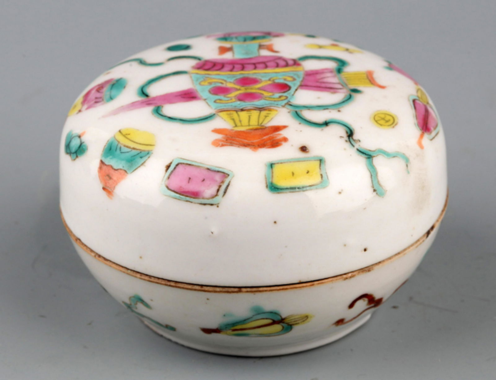 A COLORFUL PAINTED PORCELAIN MAKEUP BOX (1 of 5)