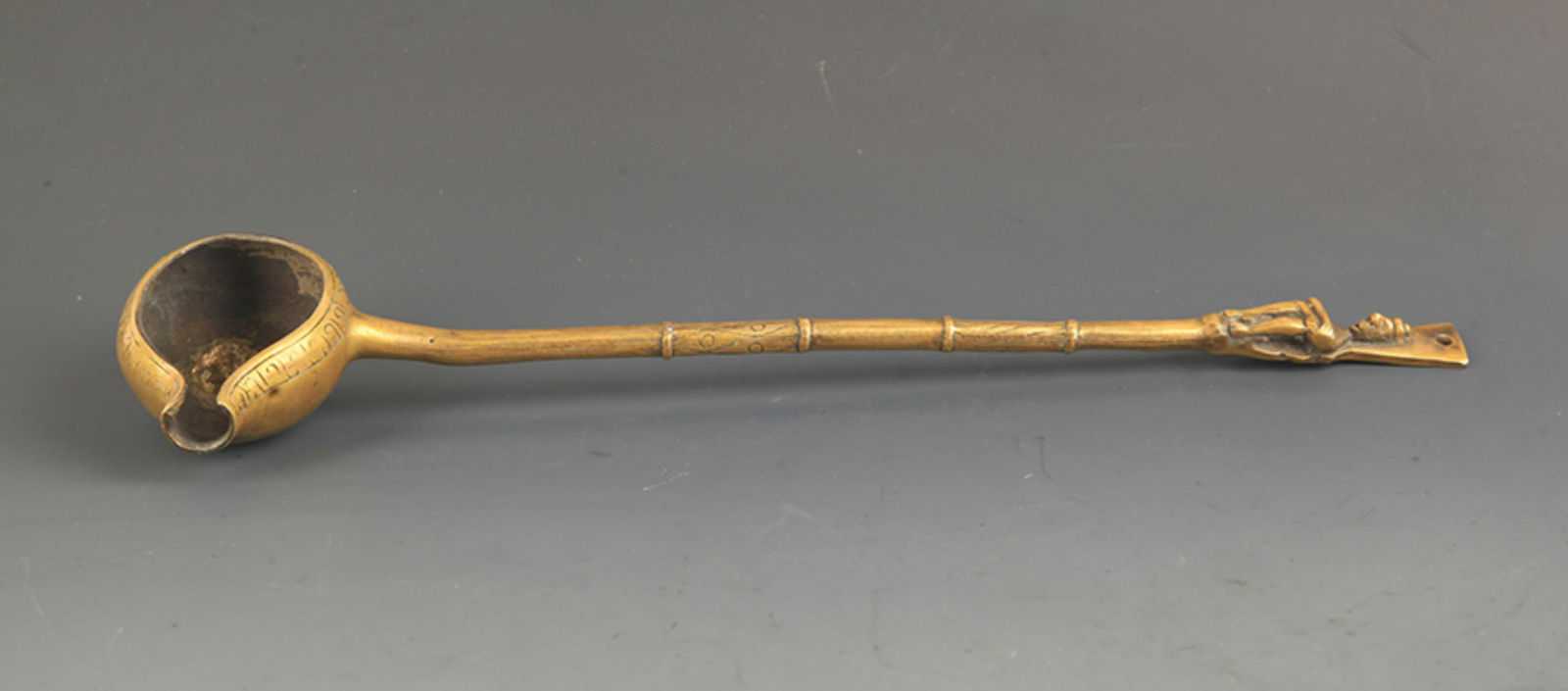 A FINE BRONZE LONG HANDLE WATER BUCKET (1 of 5)