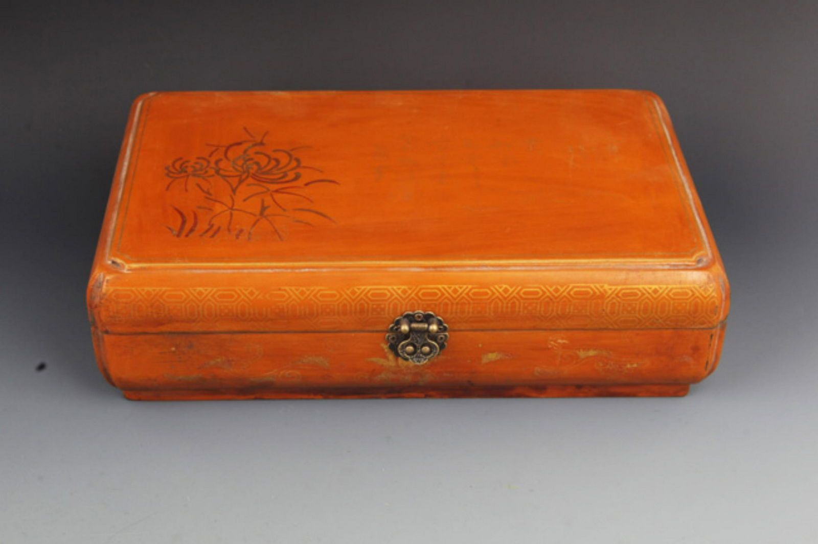 A FINE GILT FLOWER PAINTED WOODEN JEWELRY BOX (1 of 8)