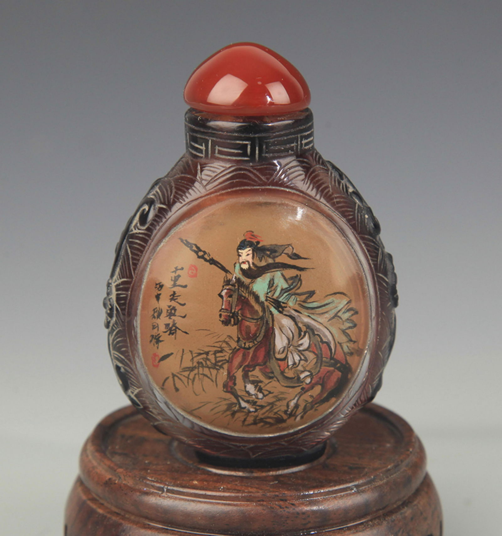 A FINE CHARACTER PAINTED GLASS SNUFF BOTTLE (1 of 4)