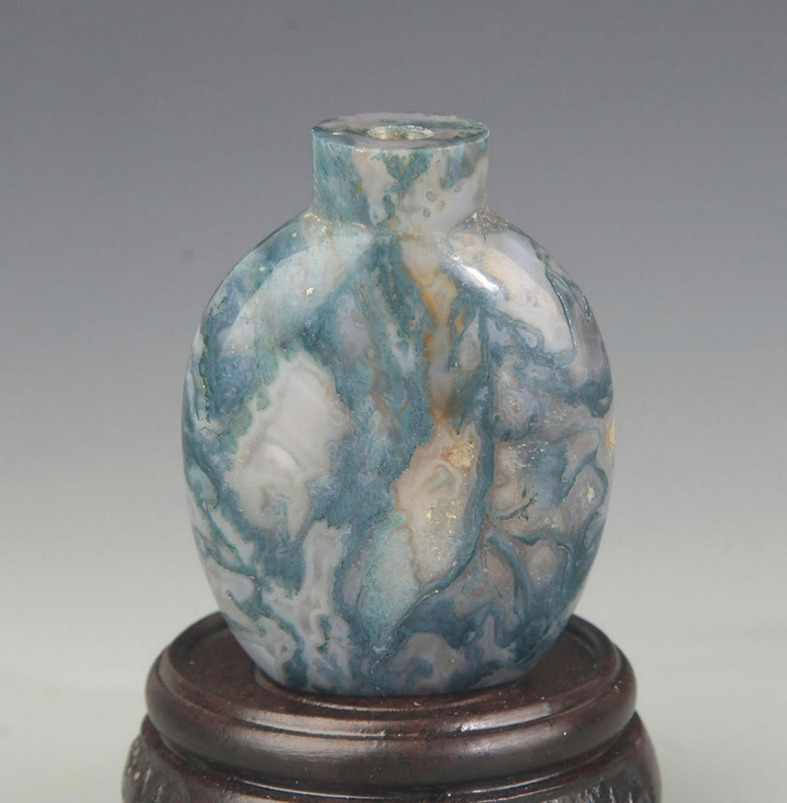A FINE AGATE MADE SNUFF BOTTLE (1 of 3)