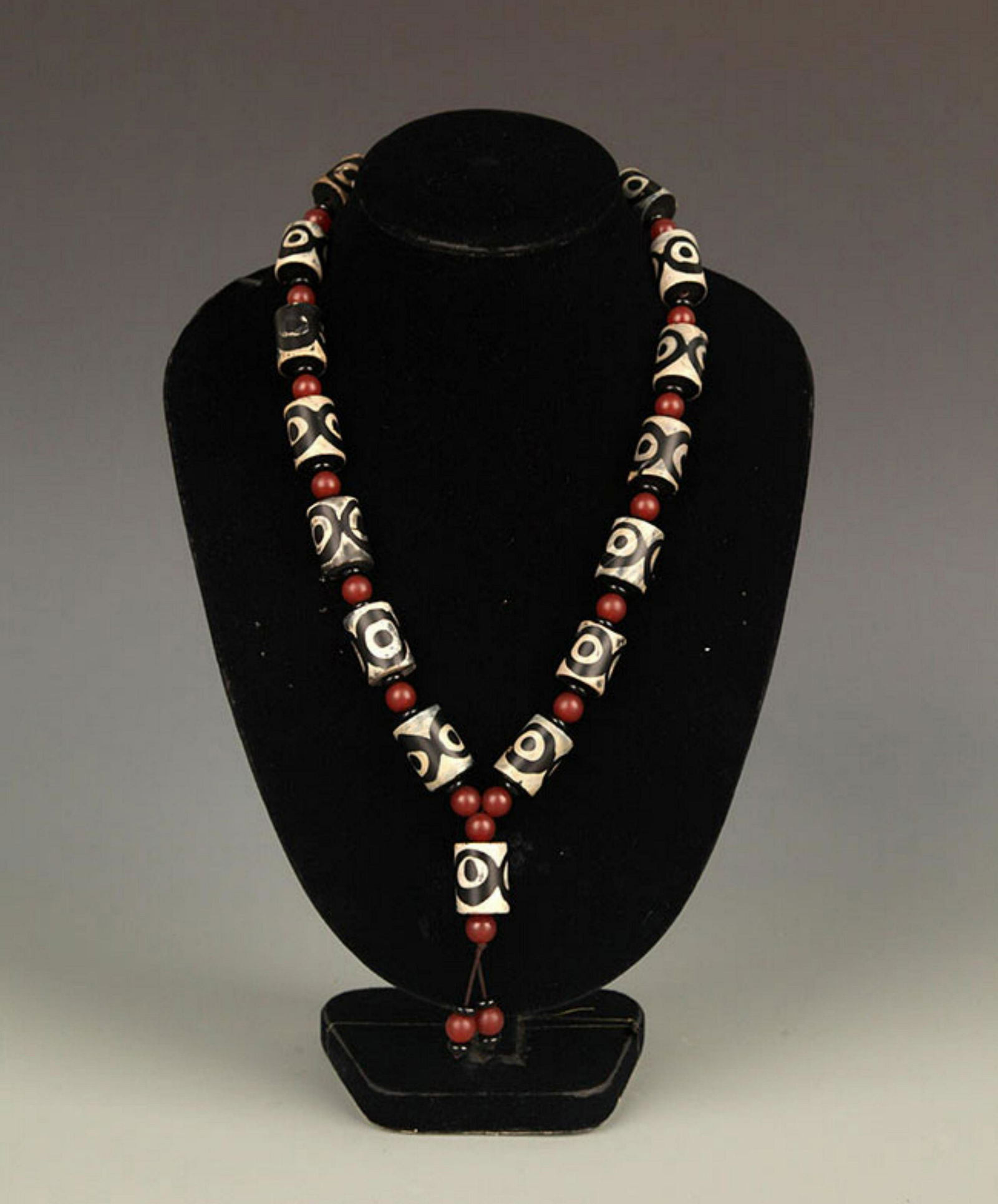 A FINE TIBETAN TIAN ZHU NECKLACE (1 of 7)