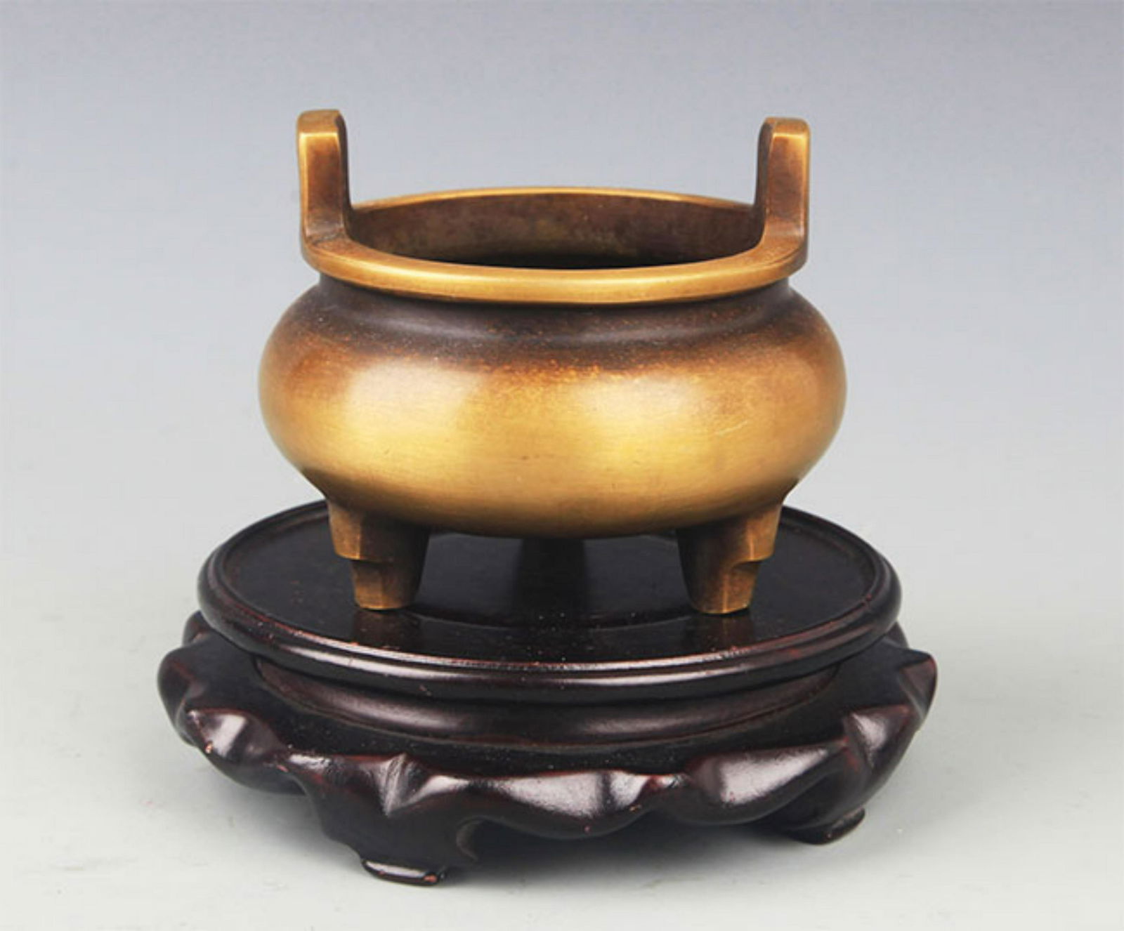 A TRIPOD FOOT DOUBLE EAR BRONZE CENSER (1 of 4)