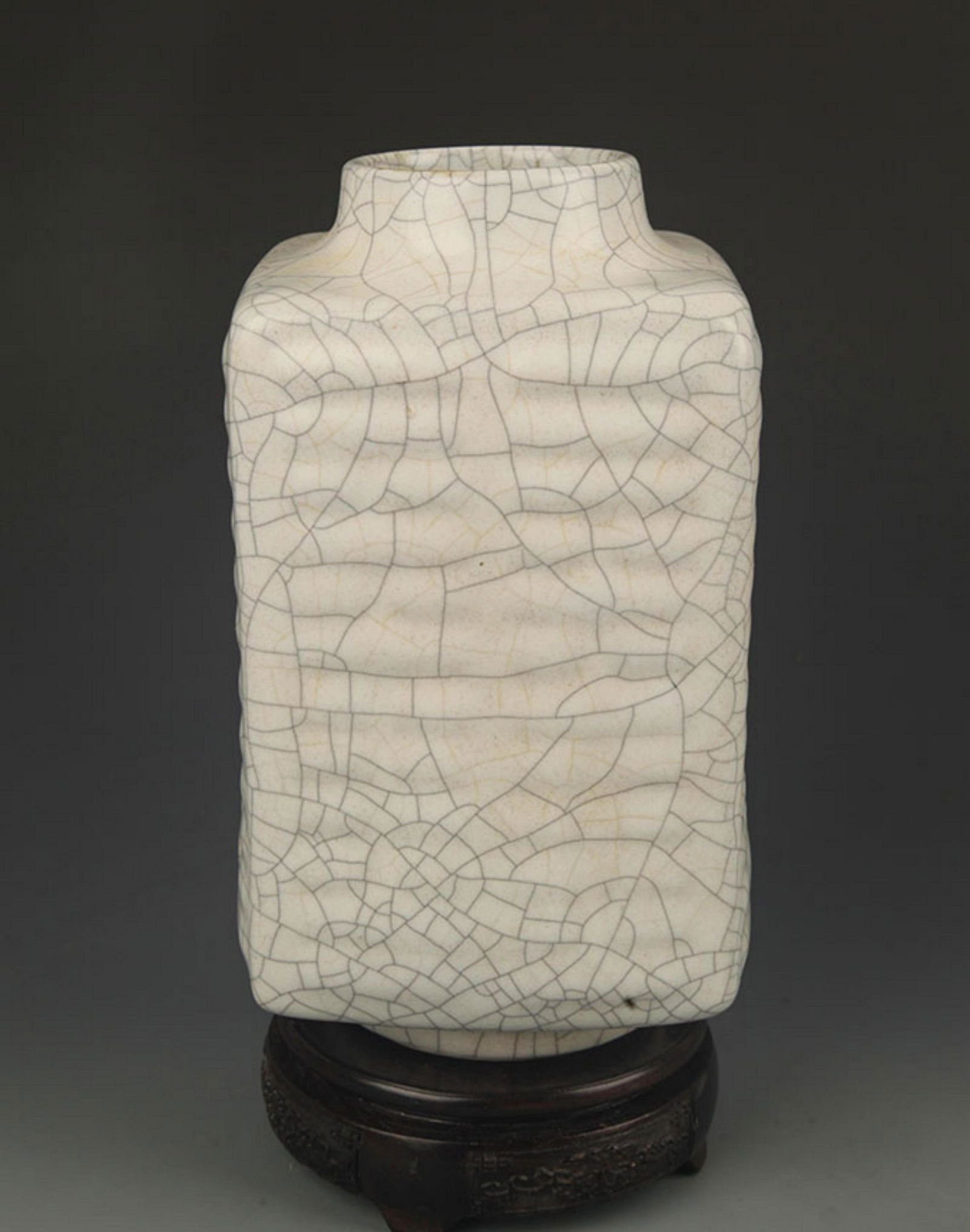 A GUAN TYPE KILN WHITE COLOR GLAZE VASE (1 of 5)