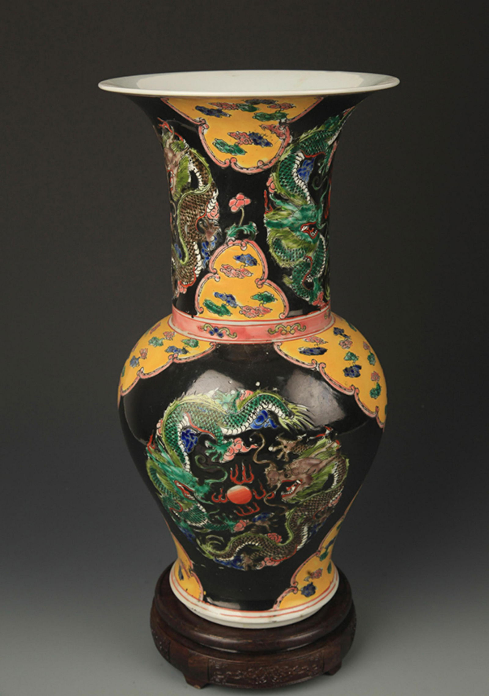 A FAMILLE VERTE DRAGON AND PHOENIX PATTERN VASE (1 of 5)