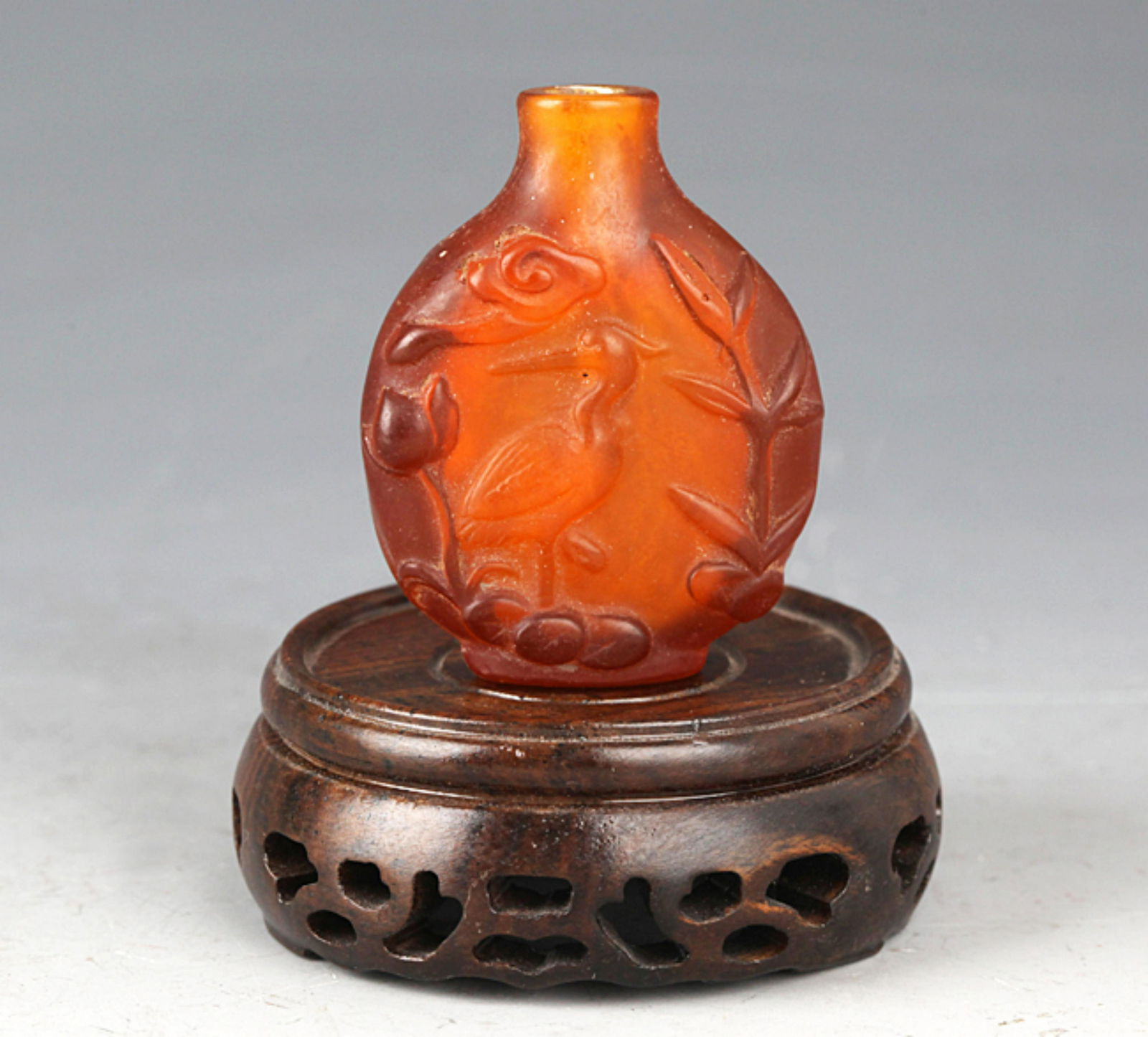 A FINE CRYSTAL MADE SNUFF BOTTLE (1 of 5)