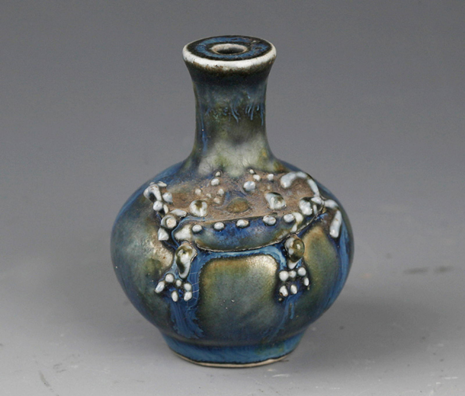 A FINE SMALL PORCELAIN SNUFF BOTTLE (1 of 4)