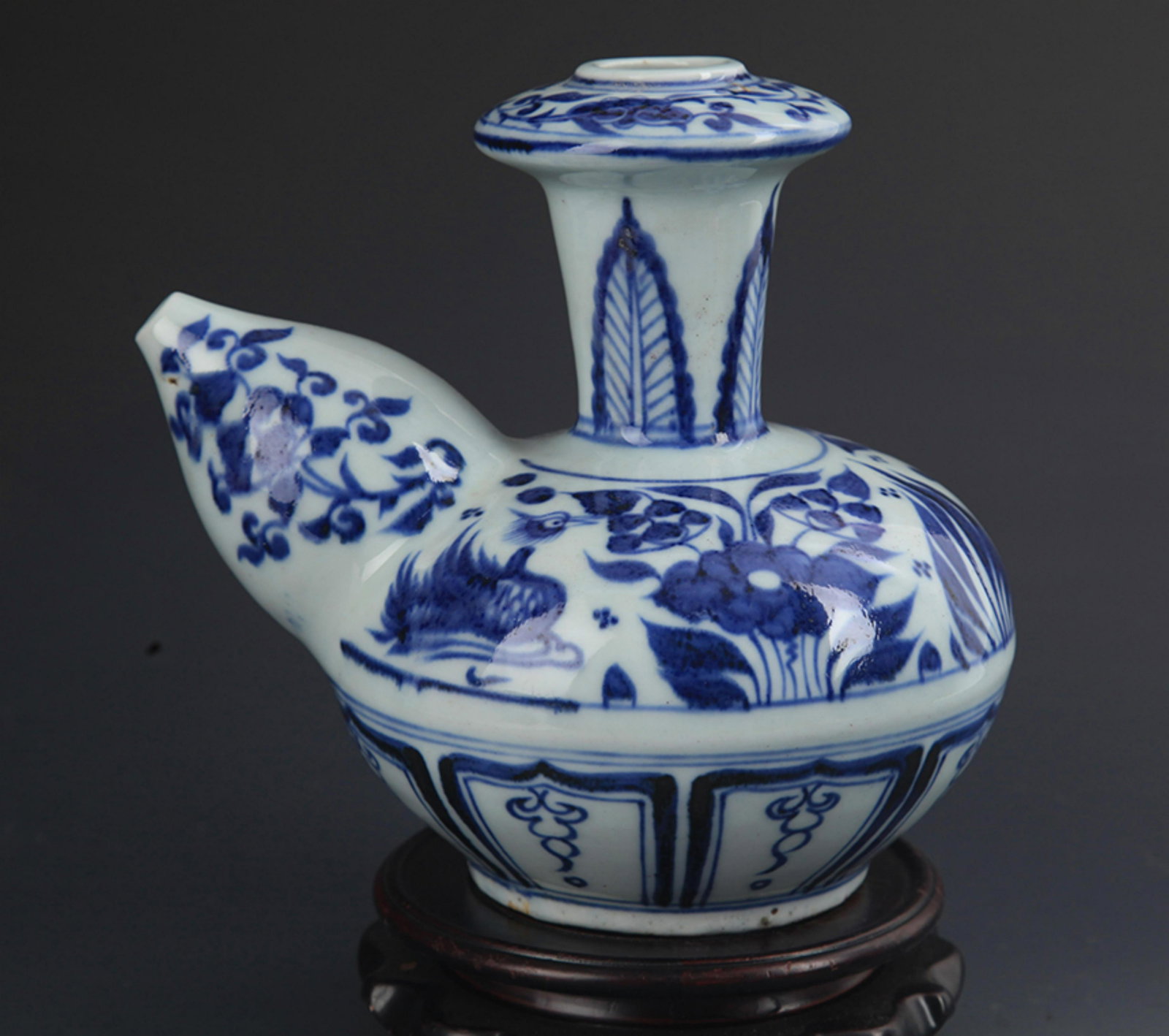A FINE BLUE AND WHITE PORCELAIN WATER POT: Ming Dynasty Style,High: 7.0 inch