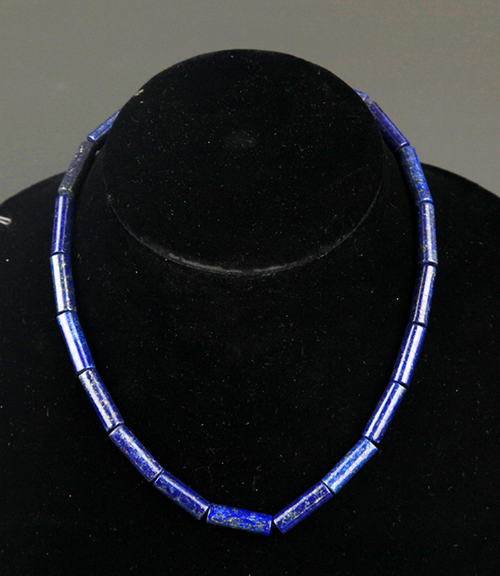 A FINE LAPIS LAZULI STONE NECKLACE (1 of 4)
