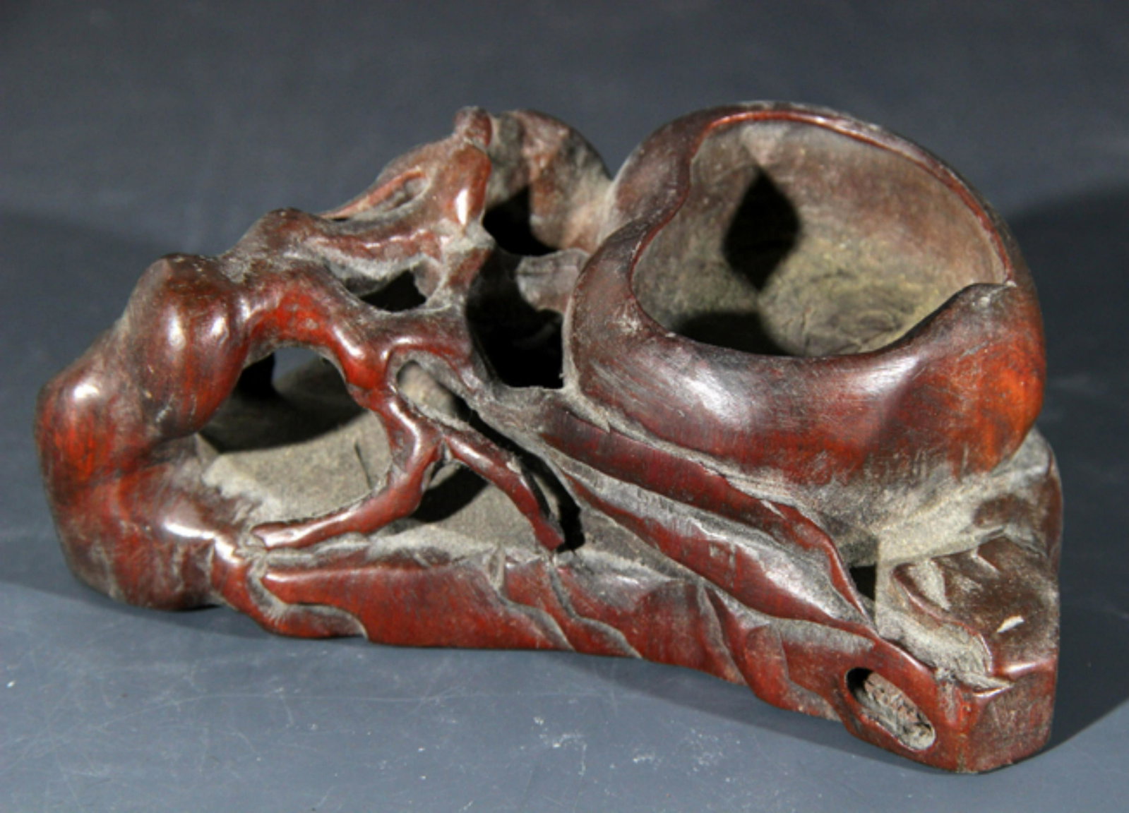 A BOXWOOD MADE PEN WASHER: 20th Century, High: 2.0 inch; Long: 4.5 inch