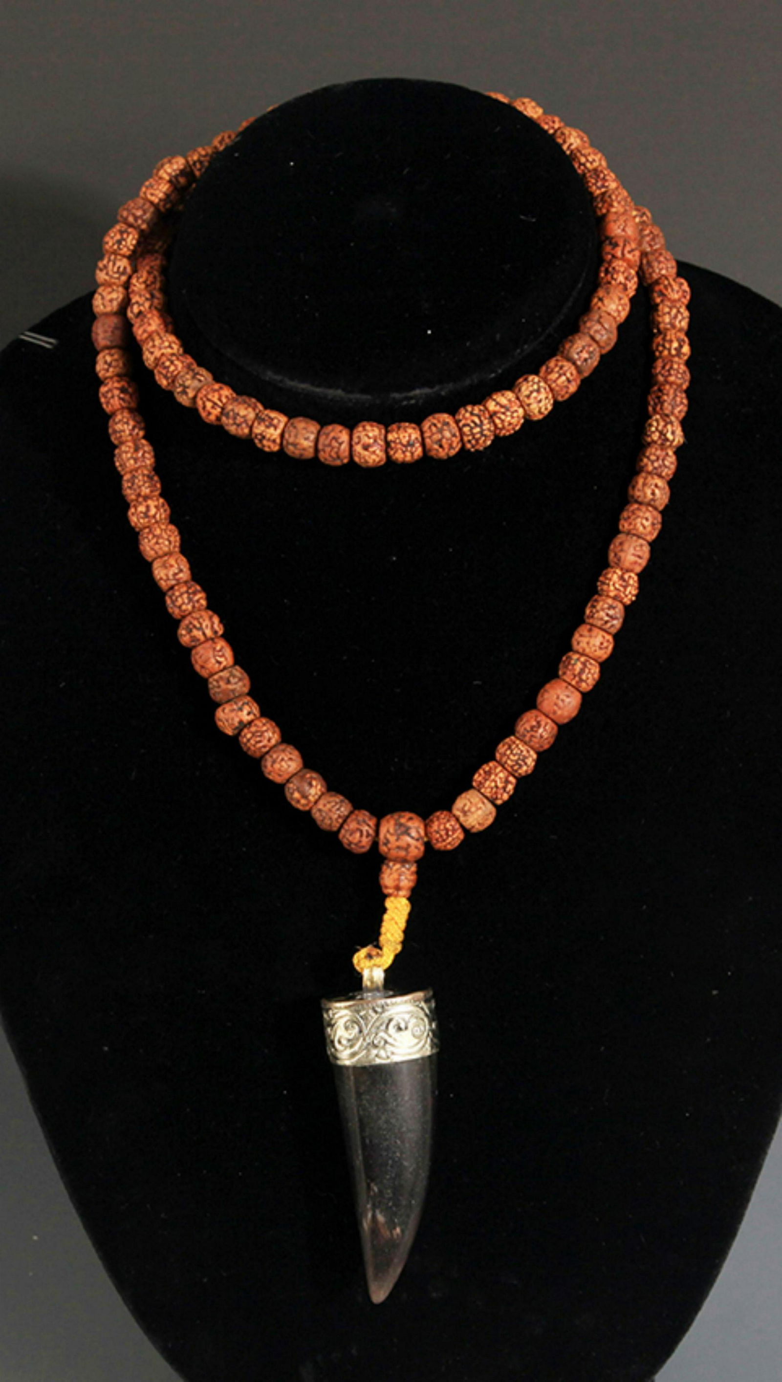 A FINE PU TI NECKLACE WITH HORN PENDANT (1 of 5)