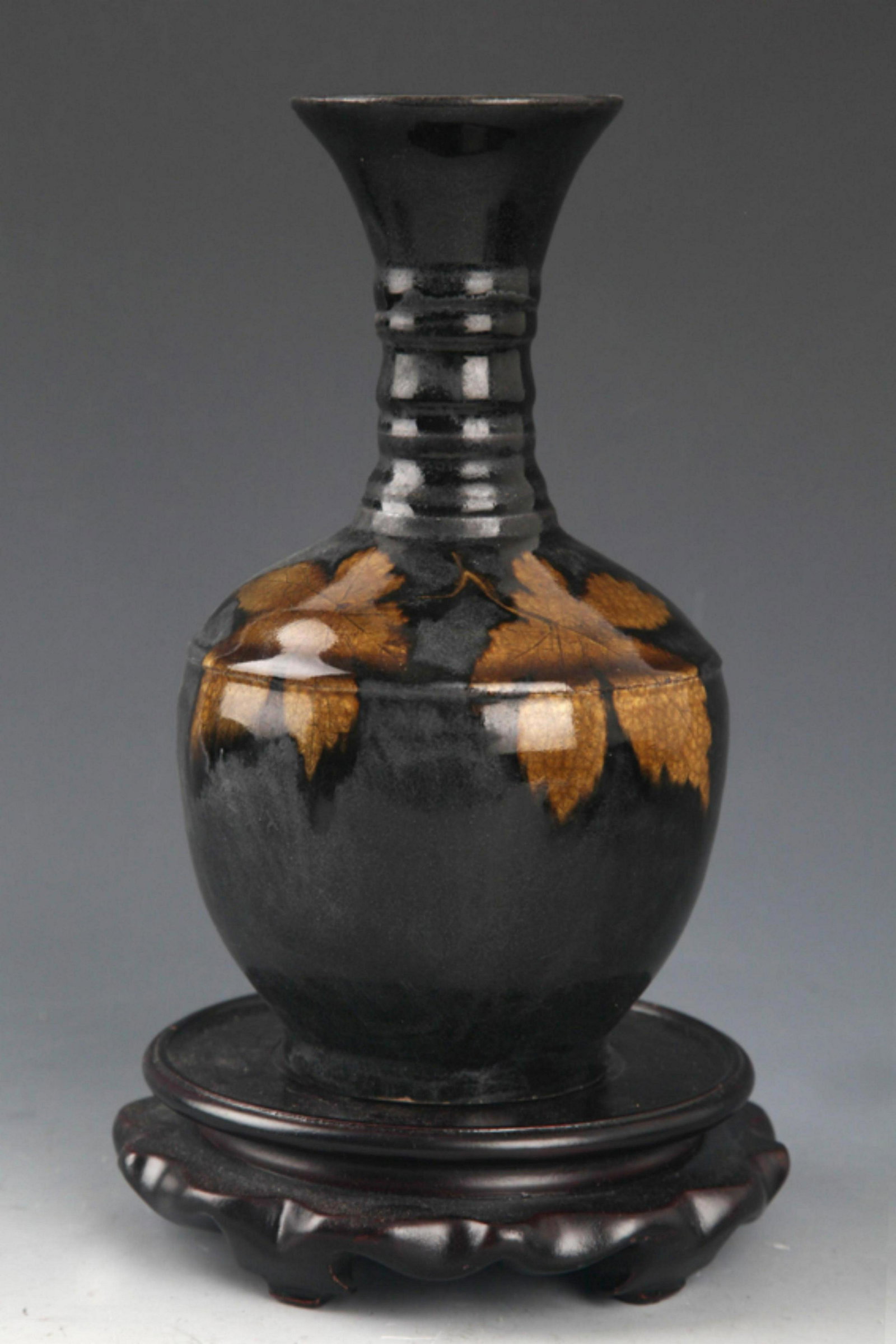 A YAO ZHOU KILN BLACK COLOR BOTTLE: Song Dynasty Style, High: 8.1 inch