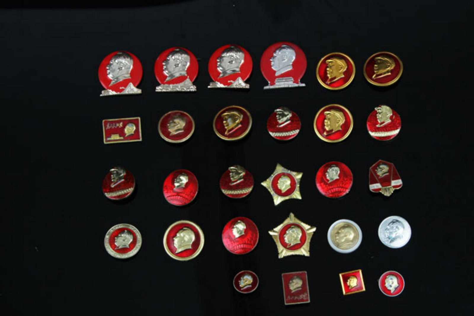 GROUP OF 28 OLD CHAIRMAN MAO BADGE: Cultural Revolution Period,Diameter:1.0 inch-1.2 inch