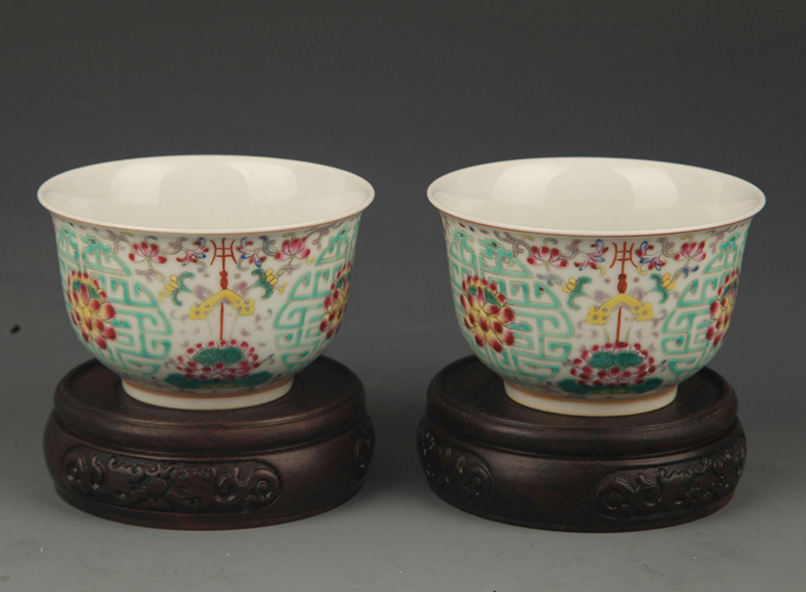 REAR PAIR OF FAMILLE ROSE FLOWER PATTERN PORCELAIN CUP (1 of 4)