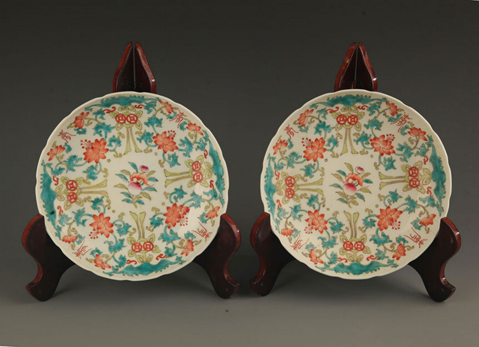A FAMILLE ROSE FLOWER PATTERN PORCELAIN PLATE (1 of 4)
