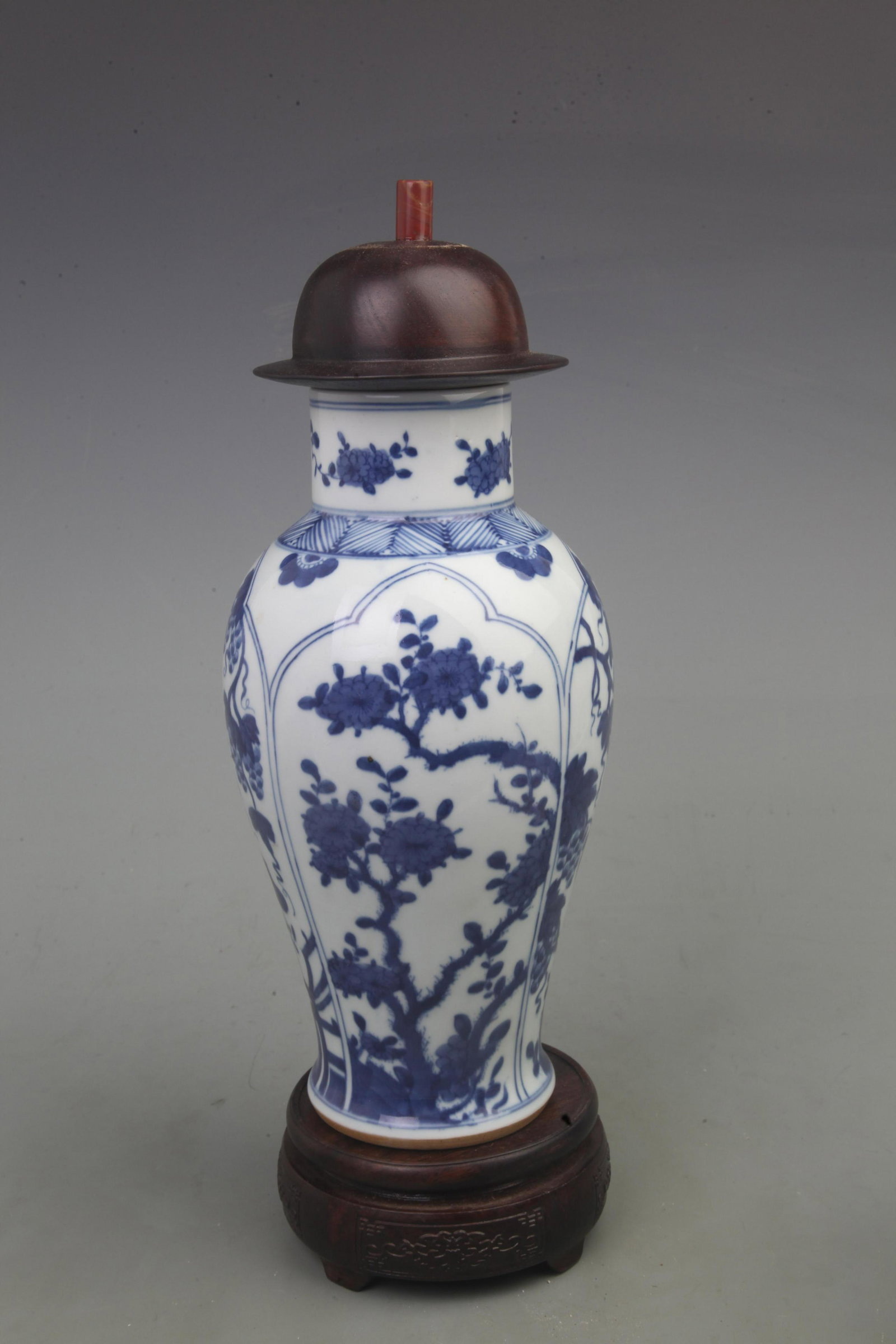 A RARE BLUE AND WHITE FLOWER PATTERN VASE WITH REDWOOD (1 of 8)