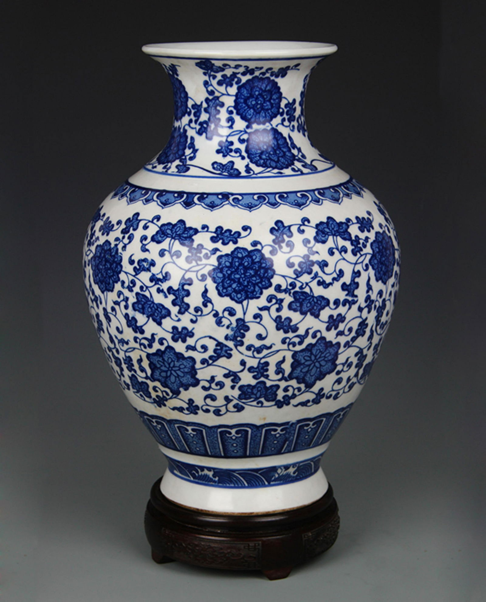 BLUE AND WHITE FLOWER PATTERN PORCELAIN VASE (1 of 4)