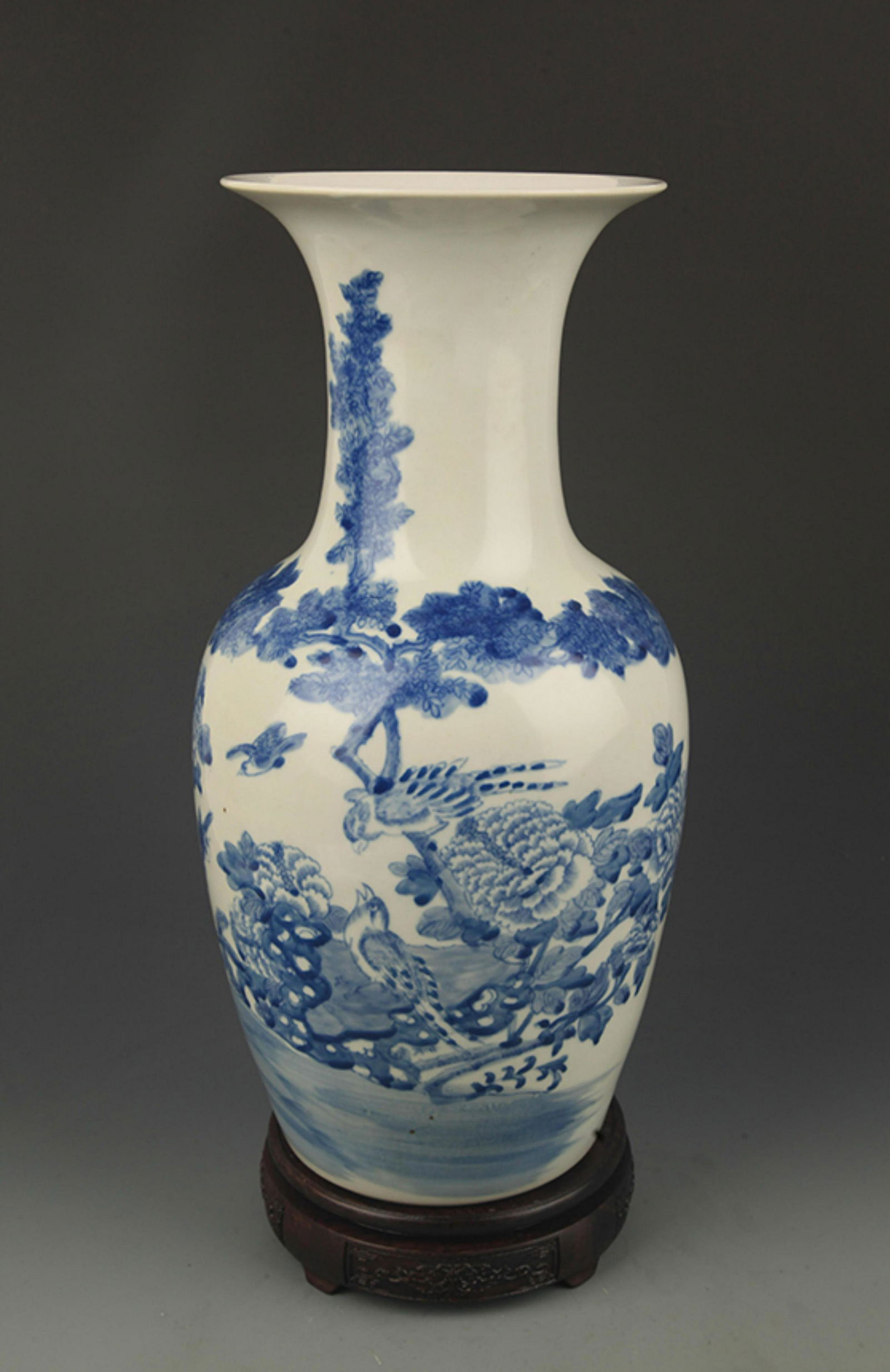 BLUE AND WHITE FLOWER PATTERN PORCELAIN VASE (1 of 5)