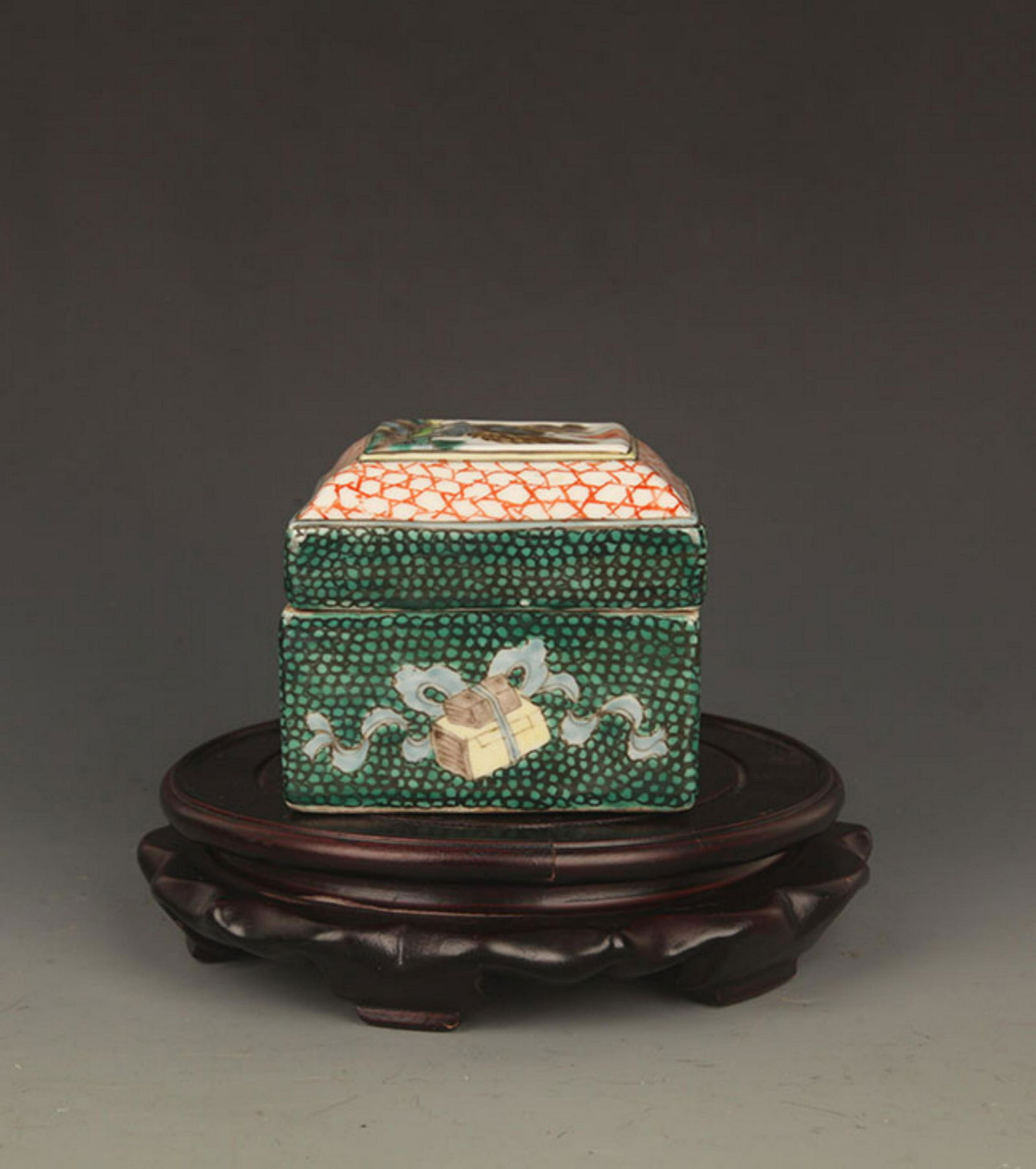 A FINE FAMILLE ROSE COLOR SQUARE PORCELAIN BOX (1 of 5)