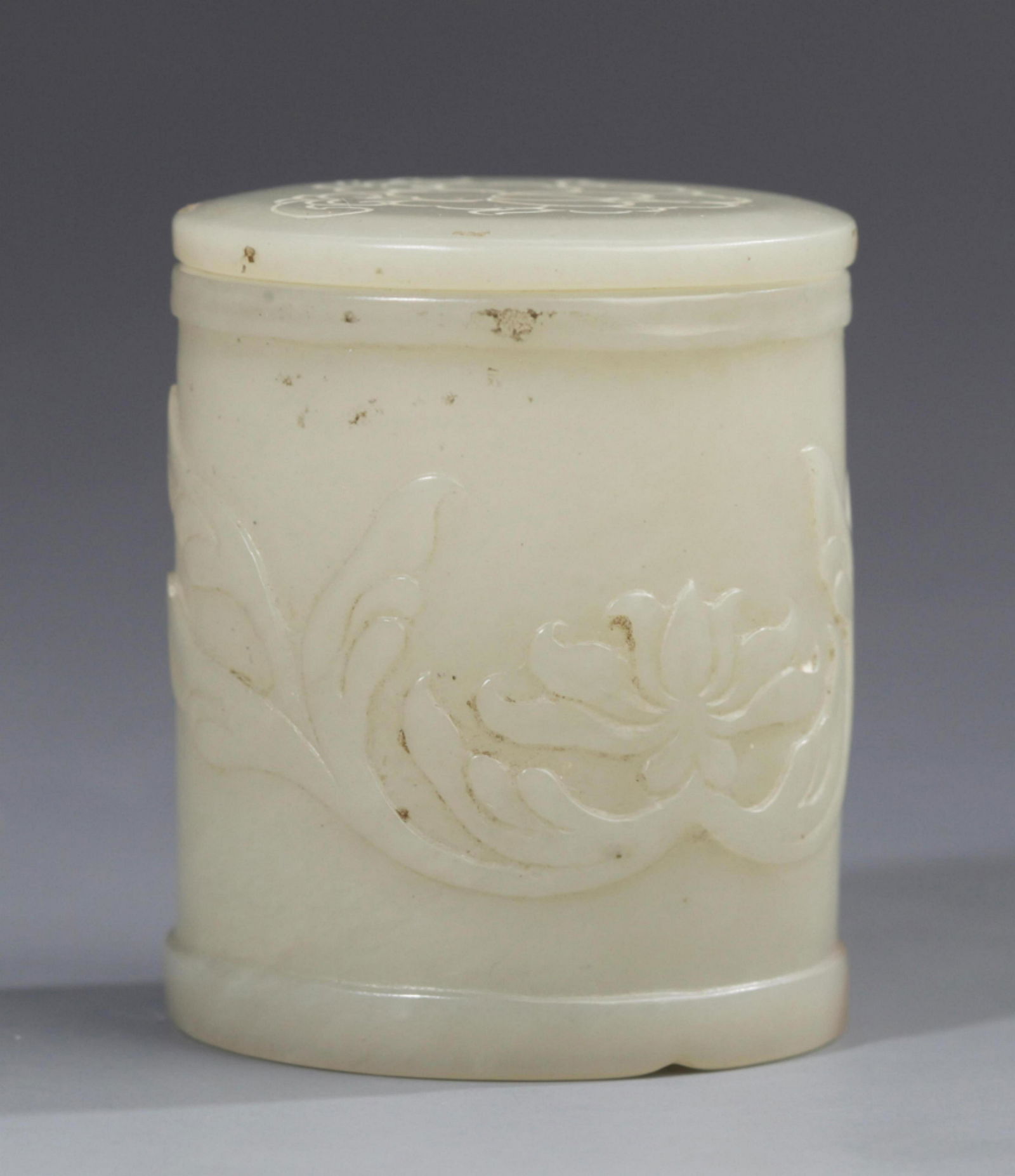 A FINE FLOWER PATTERN PALE CELADON JADE BOX (1 of 3)