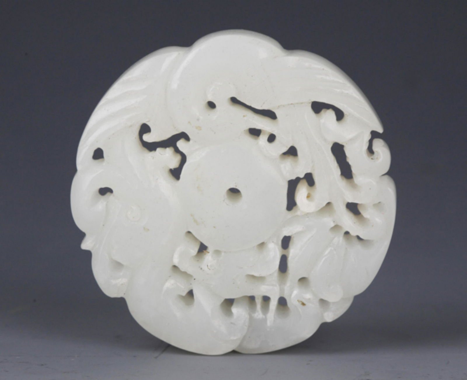 A FINE HOLLOW CARVING WHITE JADE PENDANT (1 of 3)