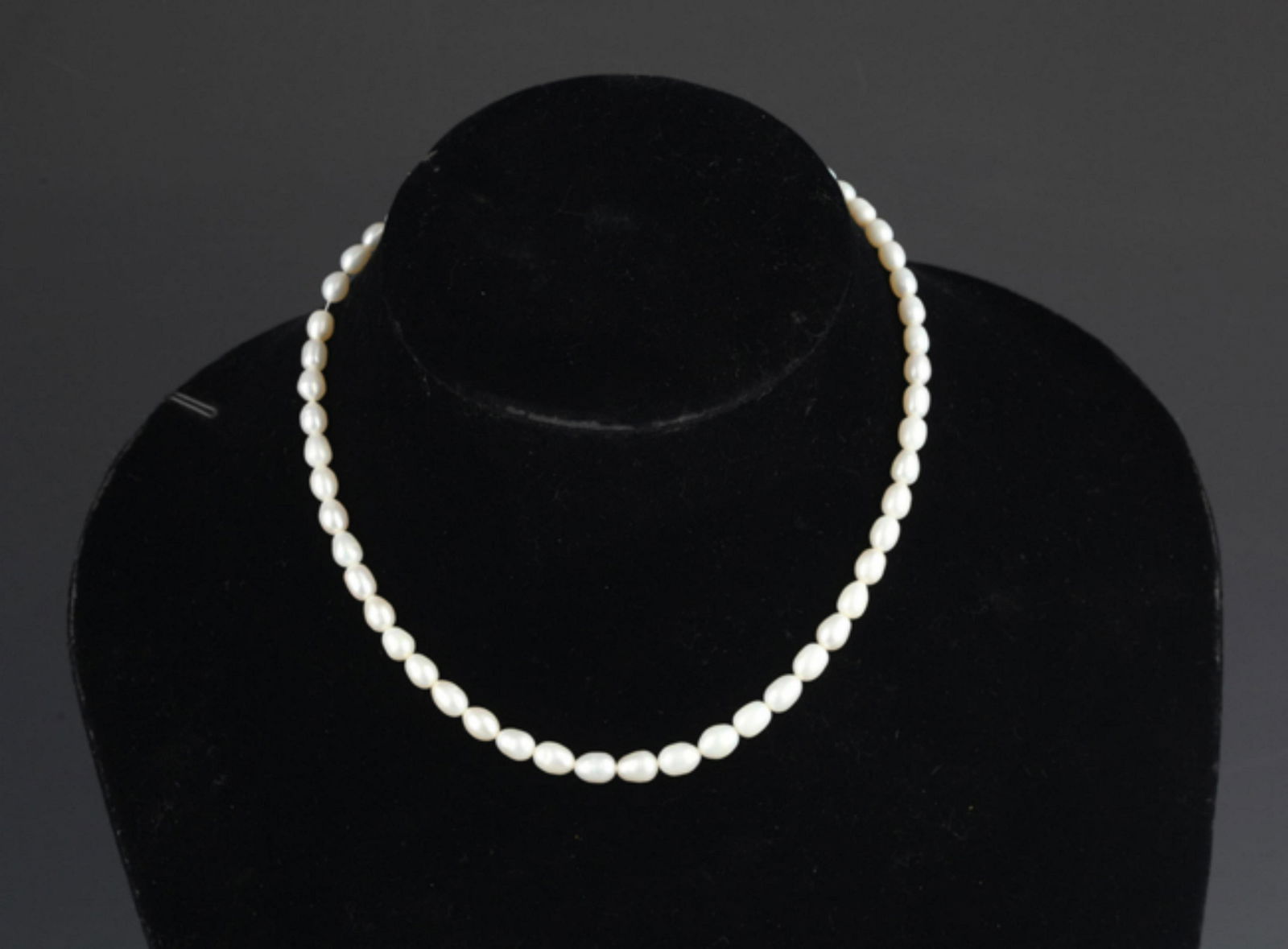 A FINE PEARL NECKLACE (1 of 3)