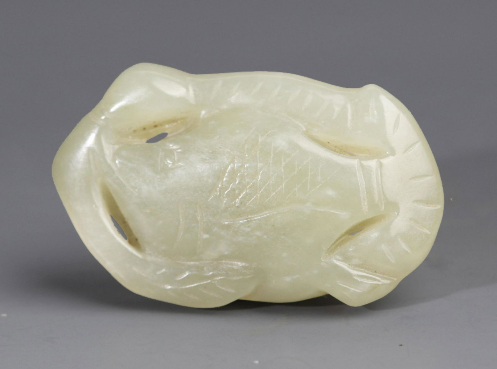 A FINE FISH CARVING JADE PENDANT (1 of 3)