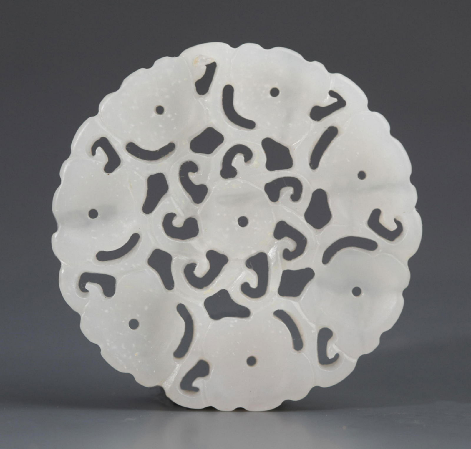 A FINE HOLLOW CARVING FLOWER PATTERN JADE PENDANT (1 of 3)