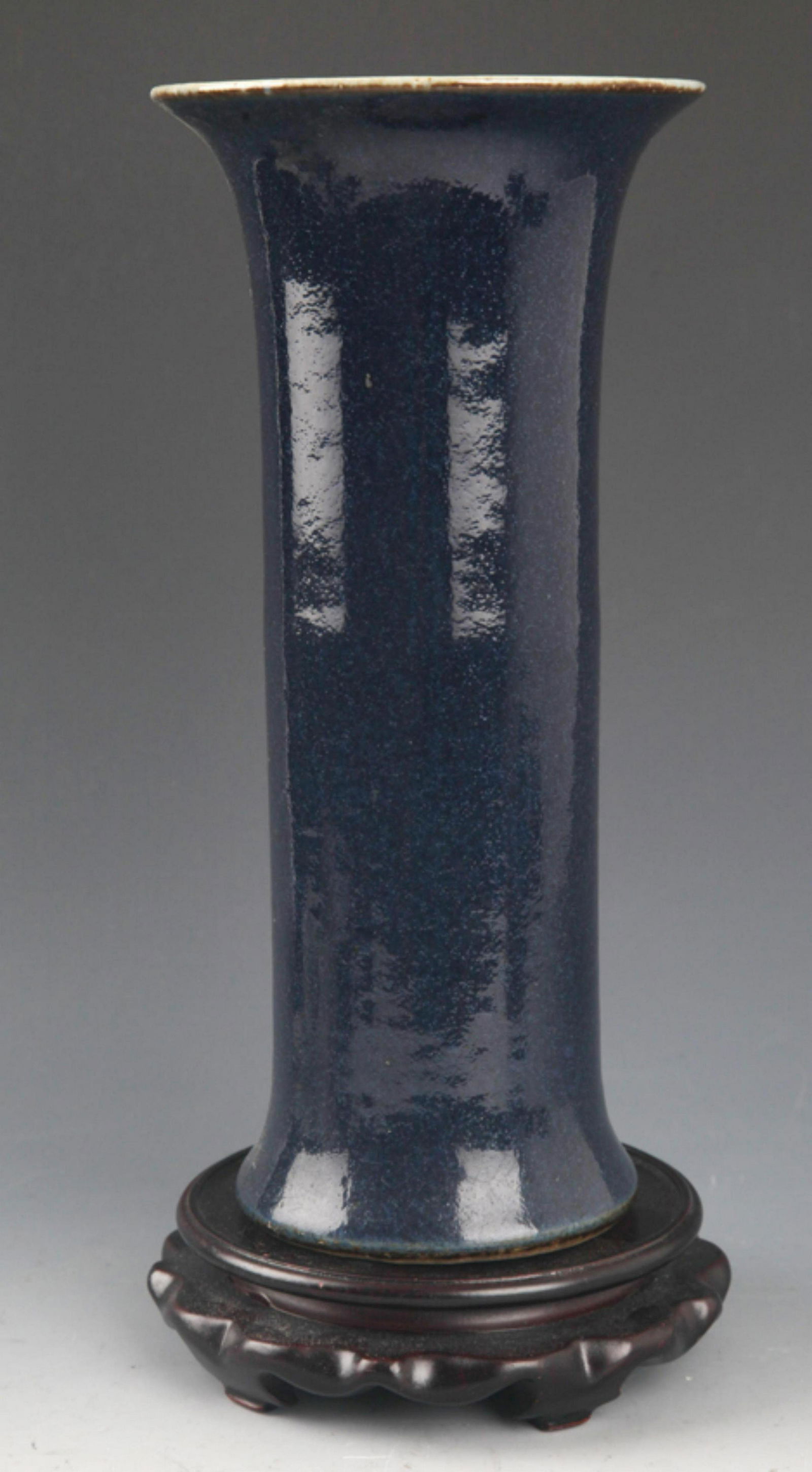 A LONG NECK BLUE COLOR PORCELAIN BOTTLE: Qing Dynasty, High: 10.6 inch; Diameter:5.1 inch