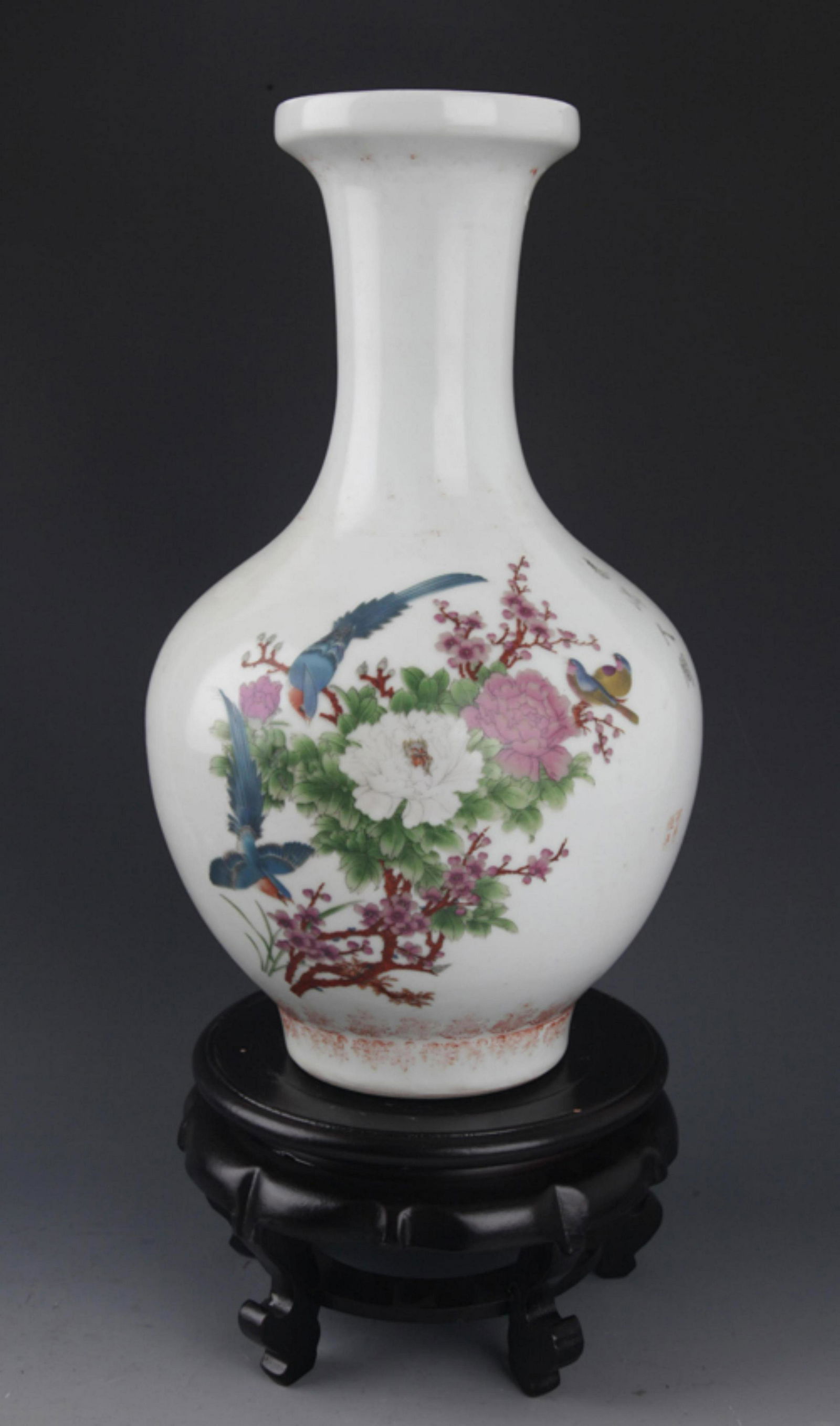 A LARGE FLOWER PAINTED FAMILLE ROSE BOTTLE (1 of 7)