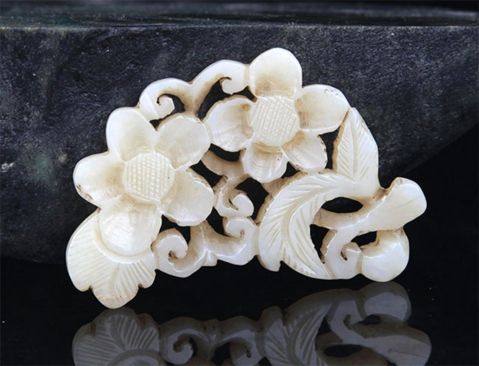 A FINE FLOWER CARVING PALE CELADON JADE (1 of 3)