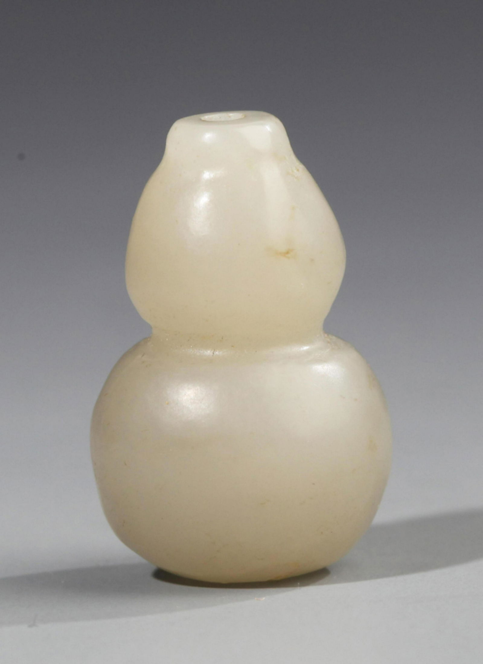 A FINE PALE CELADON JADE CUCURBIT SHAPE PENDANT (1 of 2)