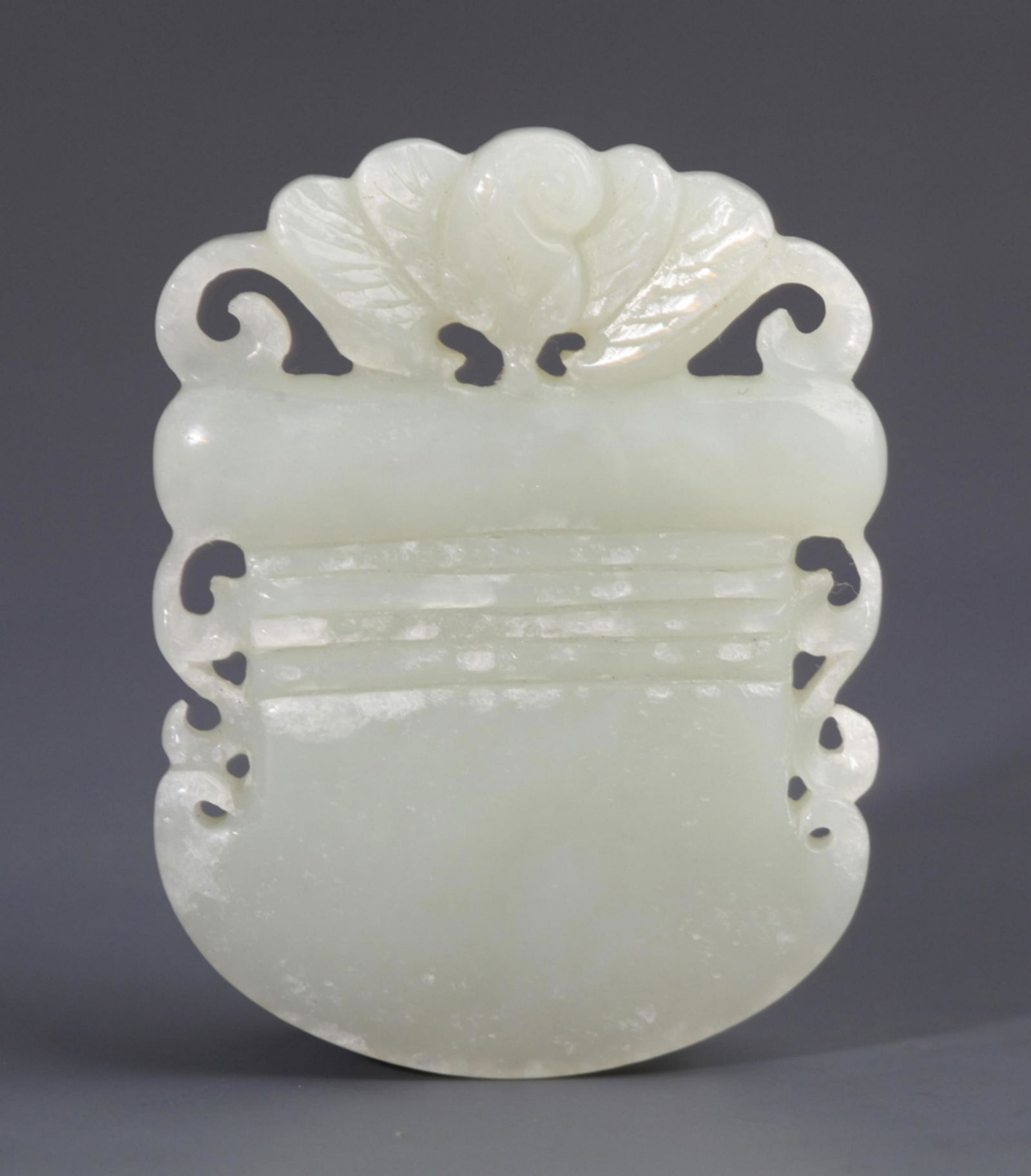 A FINE HOLLOW CARVING FLOWER PATTERN JADE PENDANT (1 of 3)