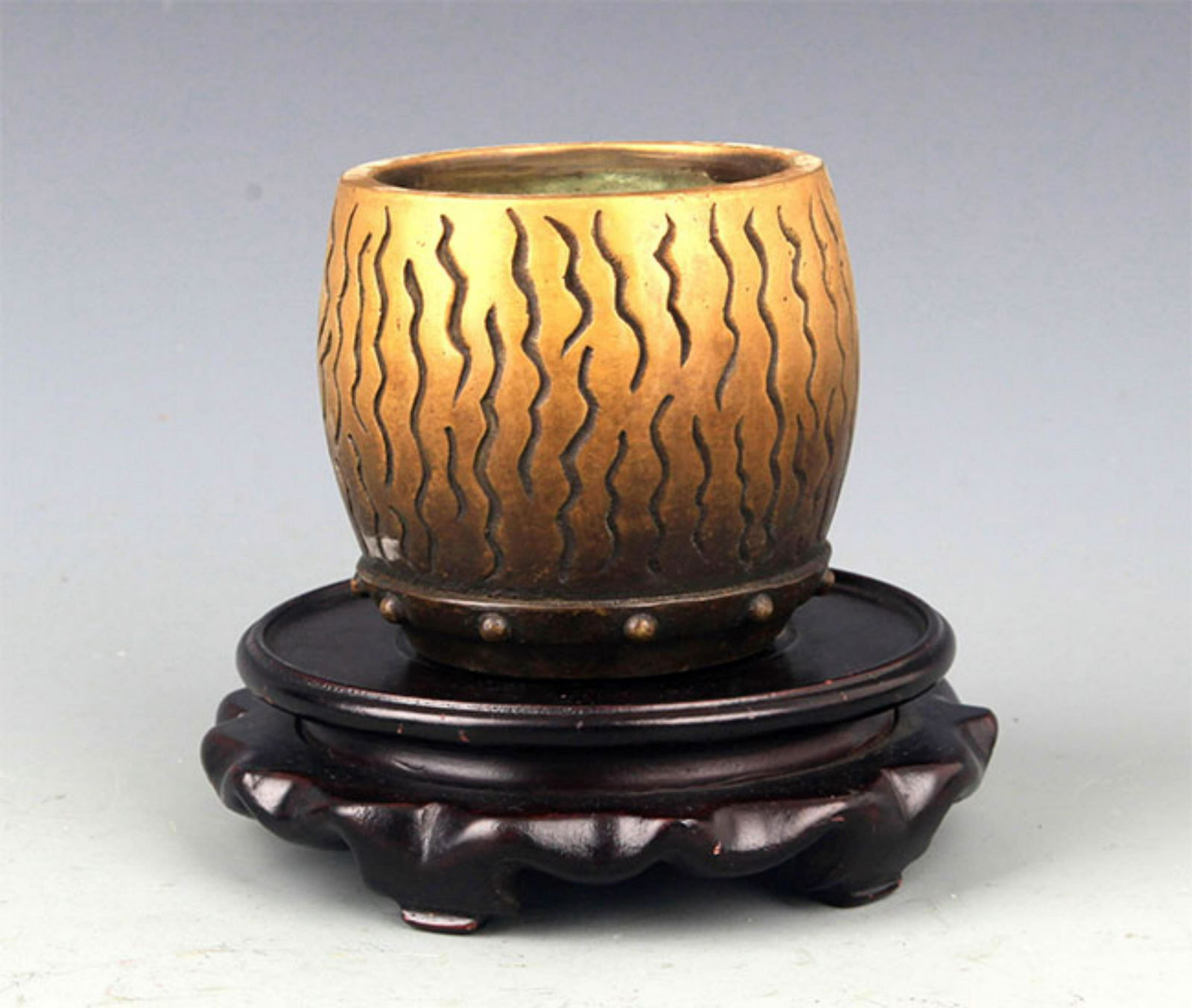 A ROUND DRUM FIGURE BRONZE CENSER: 20th Century, High: 3.25 inch; Diameter: 3.25 inch