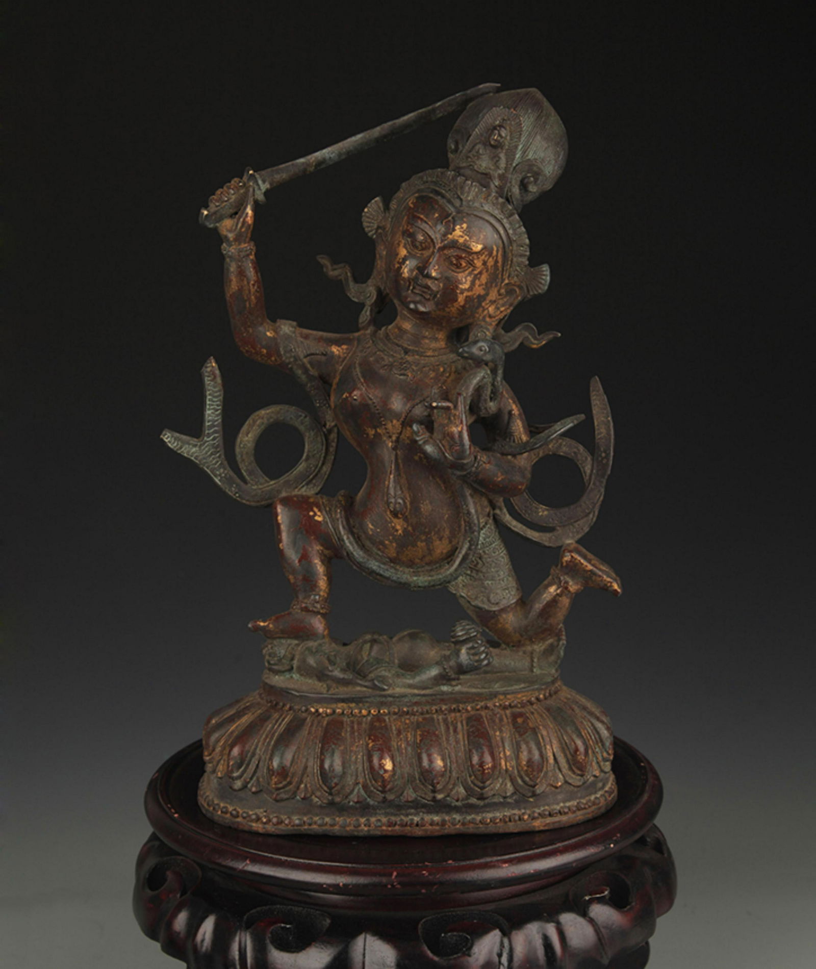 A FINELY CARVED BRONZE ACALANATHA STATUE (1 of 5)