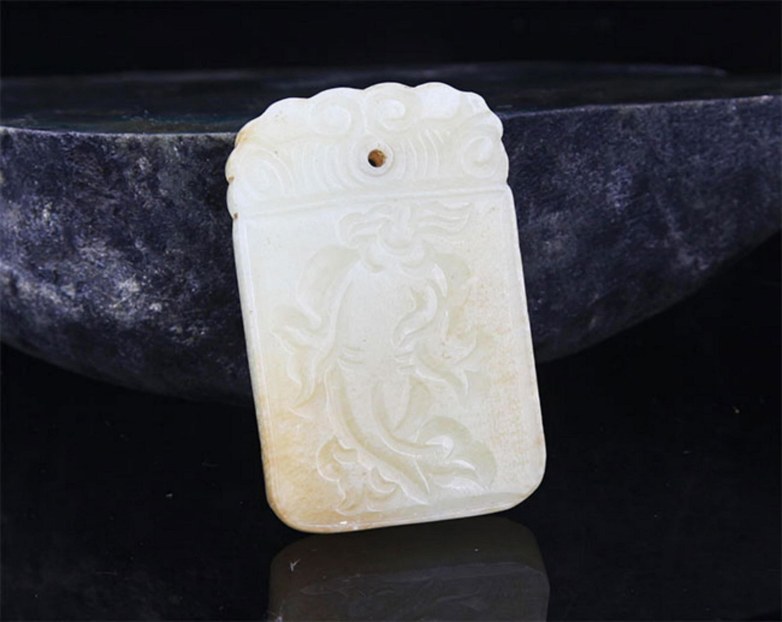 A FINE DOUBLE FISH CARVING PALE CELADON JADE PENDANT (1 of 3)
