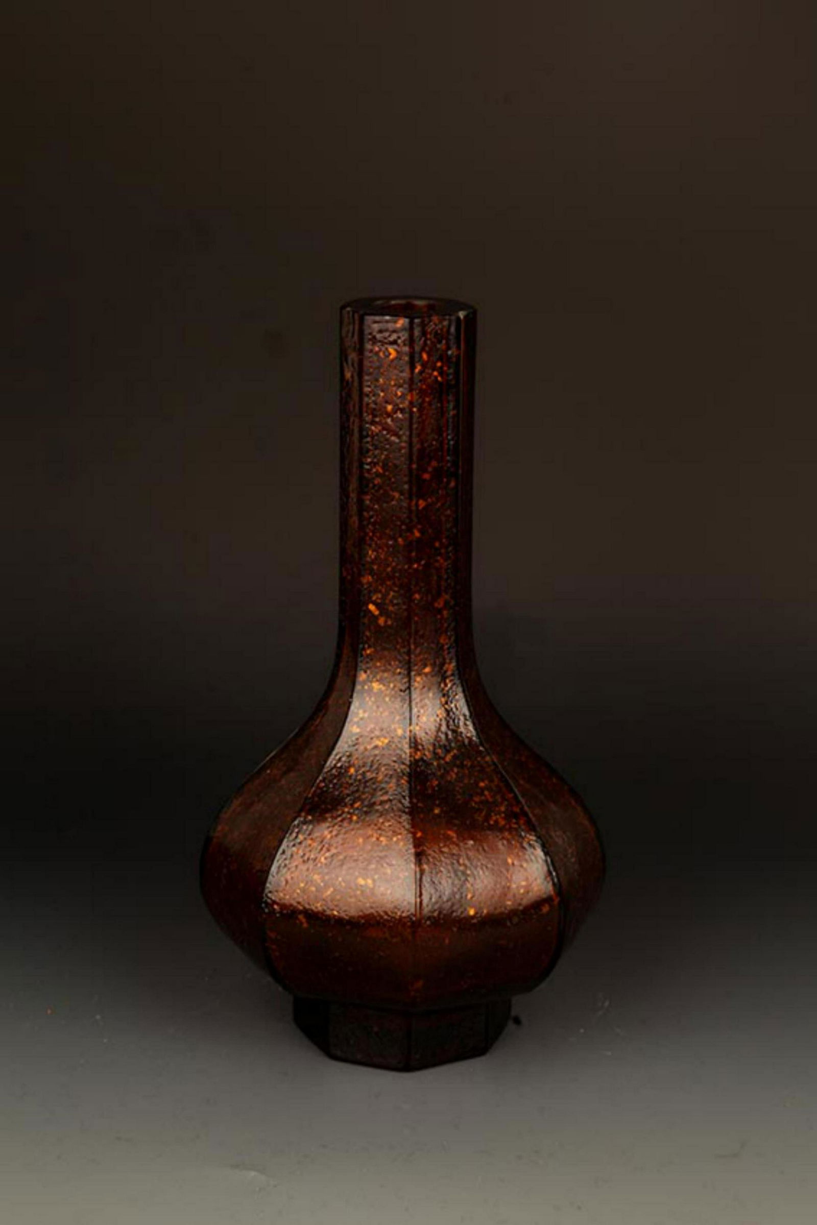 A FINE SPRINKLE GOLD GOUND, LONG NECK BOTTLE (1 of 6)