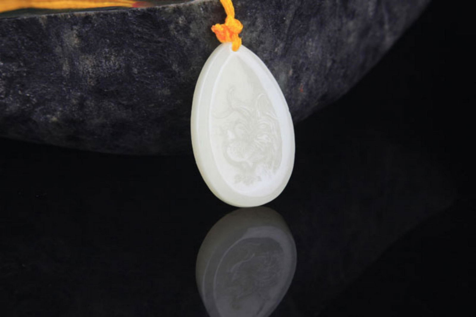 A FINE CHICKEN PATTERN PALE CELADON JADE PENDANT (1 of 2)