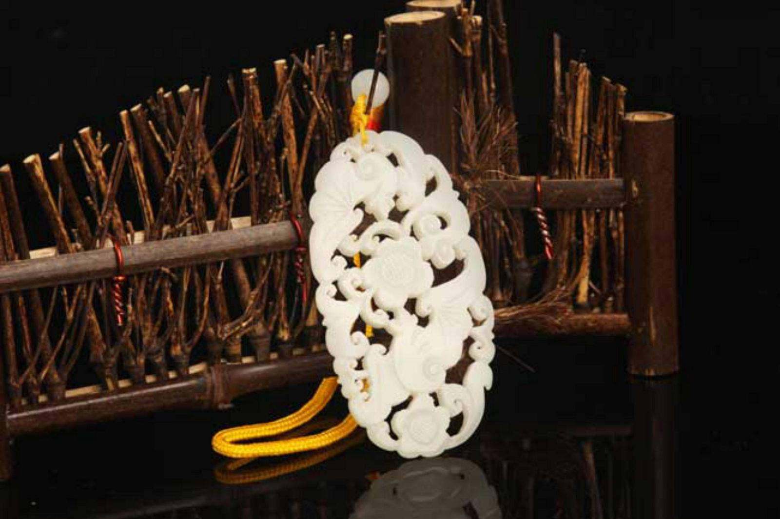 A FINE HETIAN JADE FLOWER PATTERN PENDANT (1 of 4)