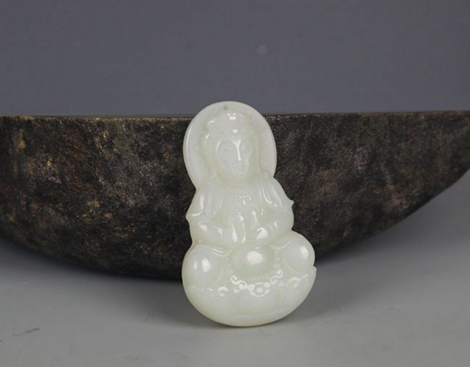 A FINE GUAN YIN PATTERN GREENISH WHITE JADE PENDANT (1 of 3)