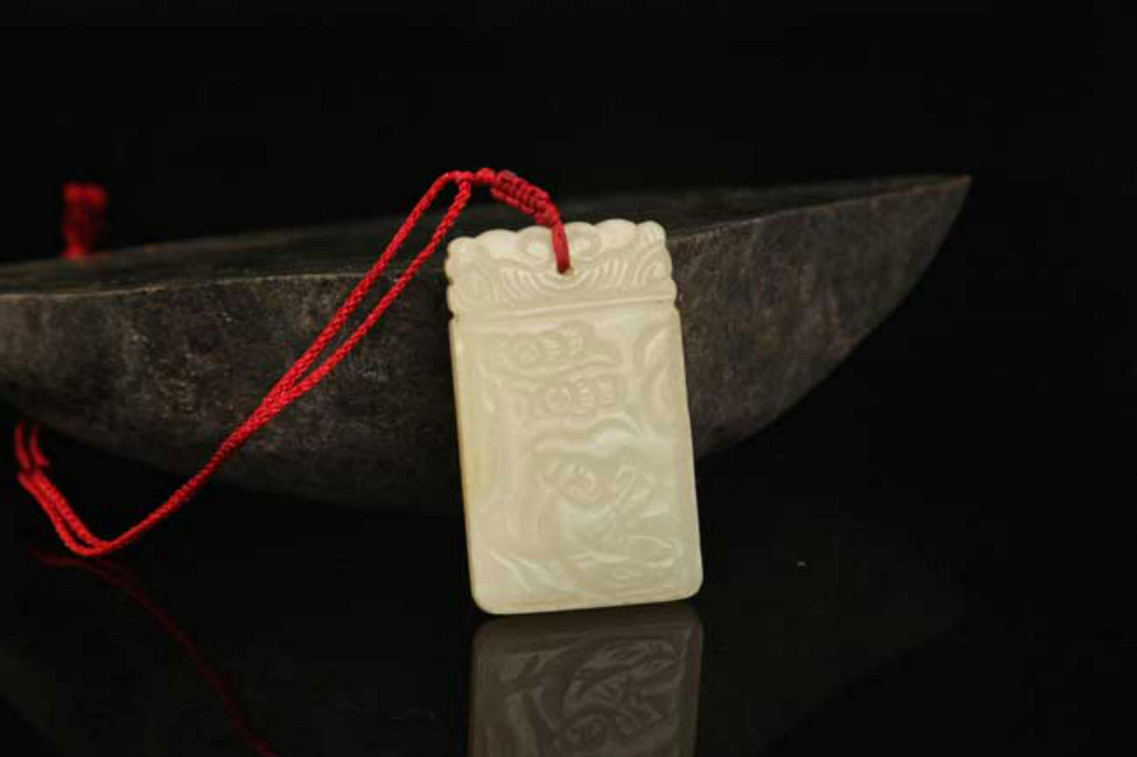 A FINE HETIAN JADE TREE CARVING PENDANT (1 of 4)