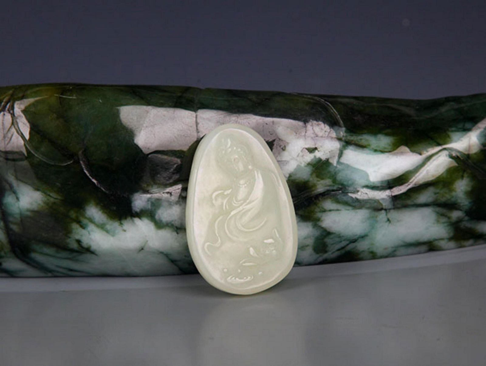 A FINELY CARVED GUAN YIN PATTERN GREENISH WHTIE JADE (1 of 4)