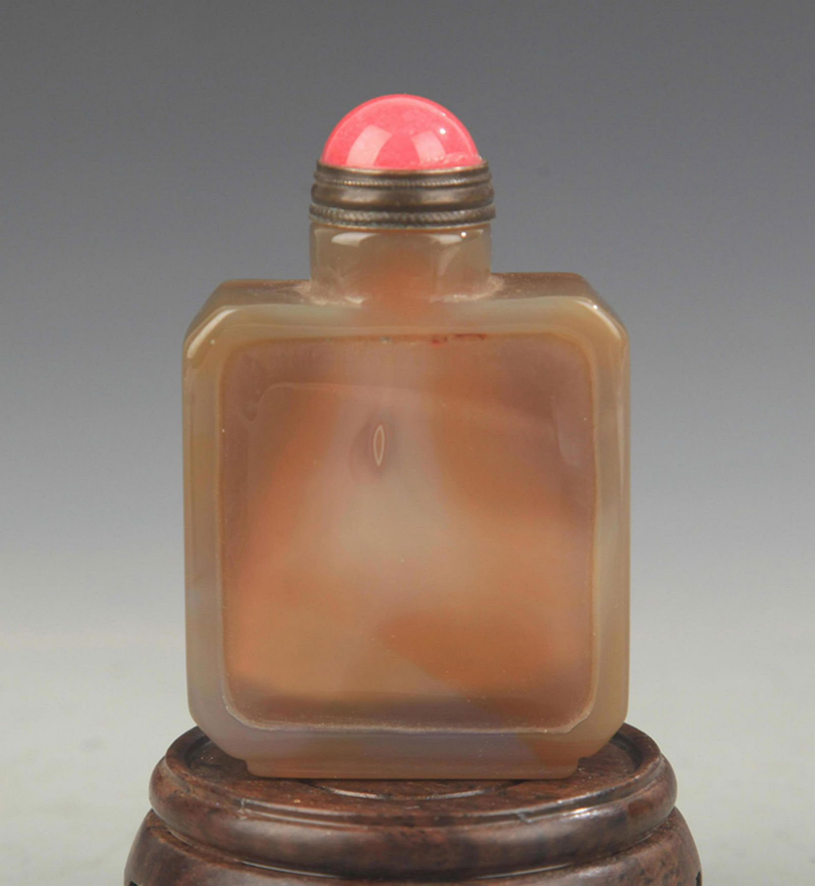 AN AGATE MADE SNUFF BOTTLE (1 of 4)