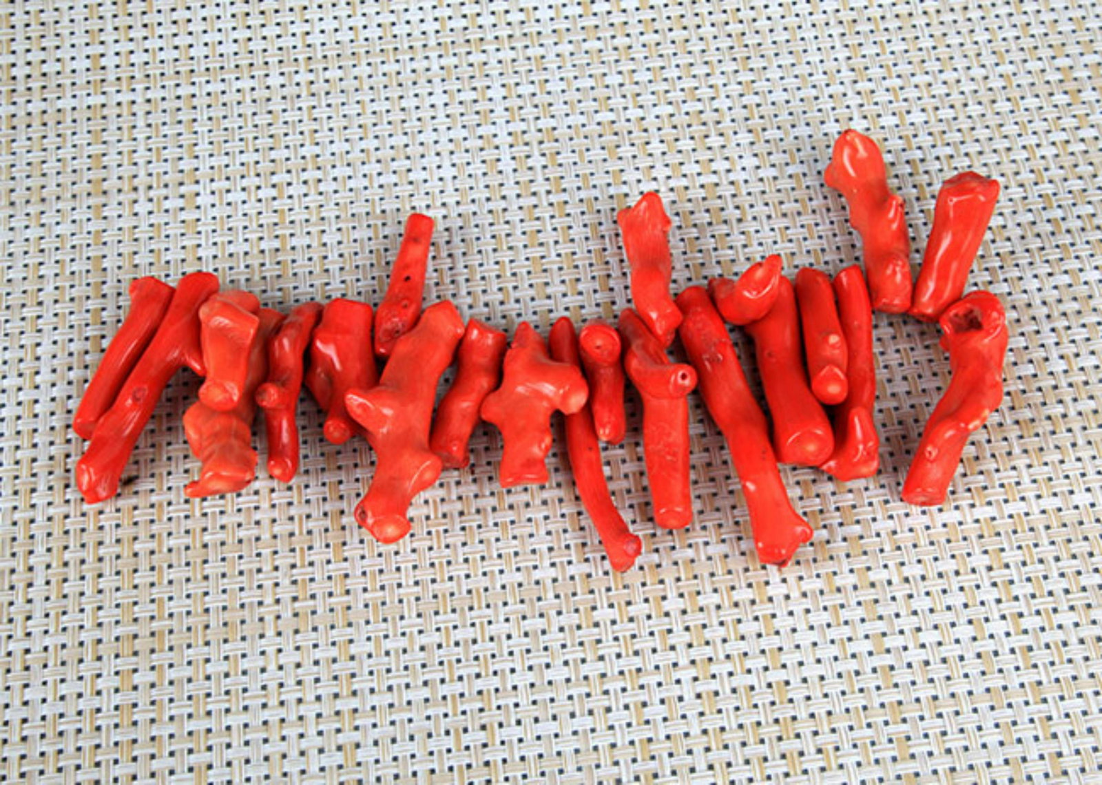 GROUP OF 22 CORAL: 20th Century, Long: 9.0 inch