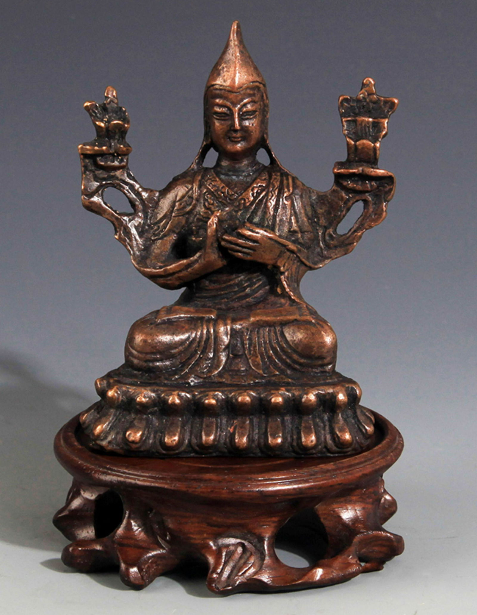 A SMALL BRONZE JE TSONGKHAPA STATUE (1 of 5)