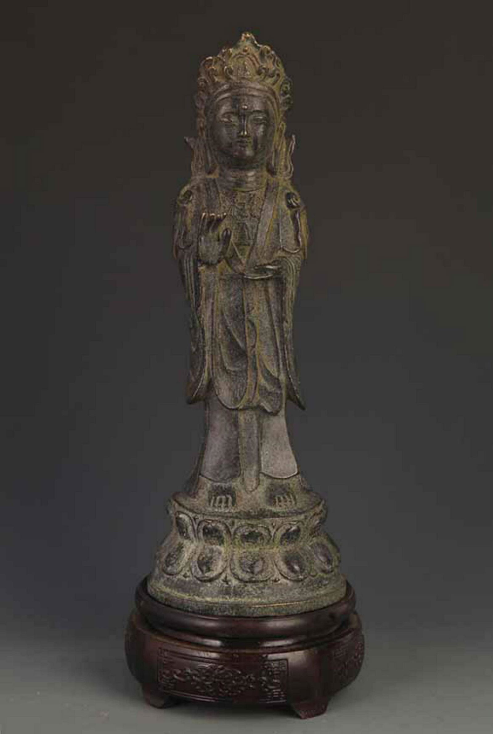 A TALL BRONZE GUAN YIN STATUE (1 of 5)